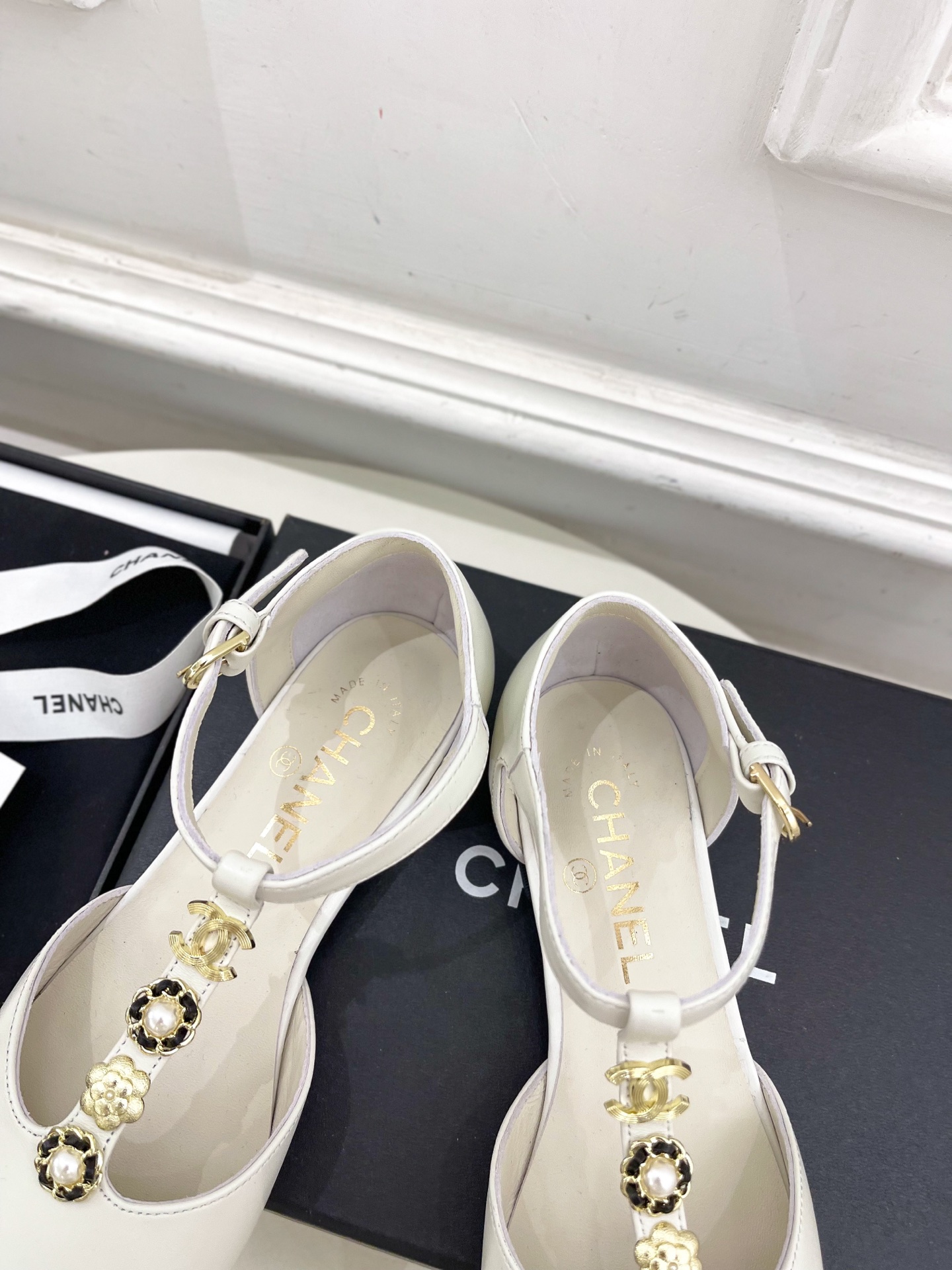𝐂𝐇𝐀𝐍𝐄𝐋  | 小香  25𝐬𝐬 

🦋2025 春夏新品  专柜经典款 小香双C山茶花T字带玛丽珍