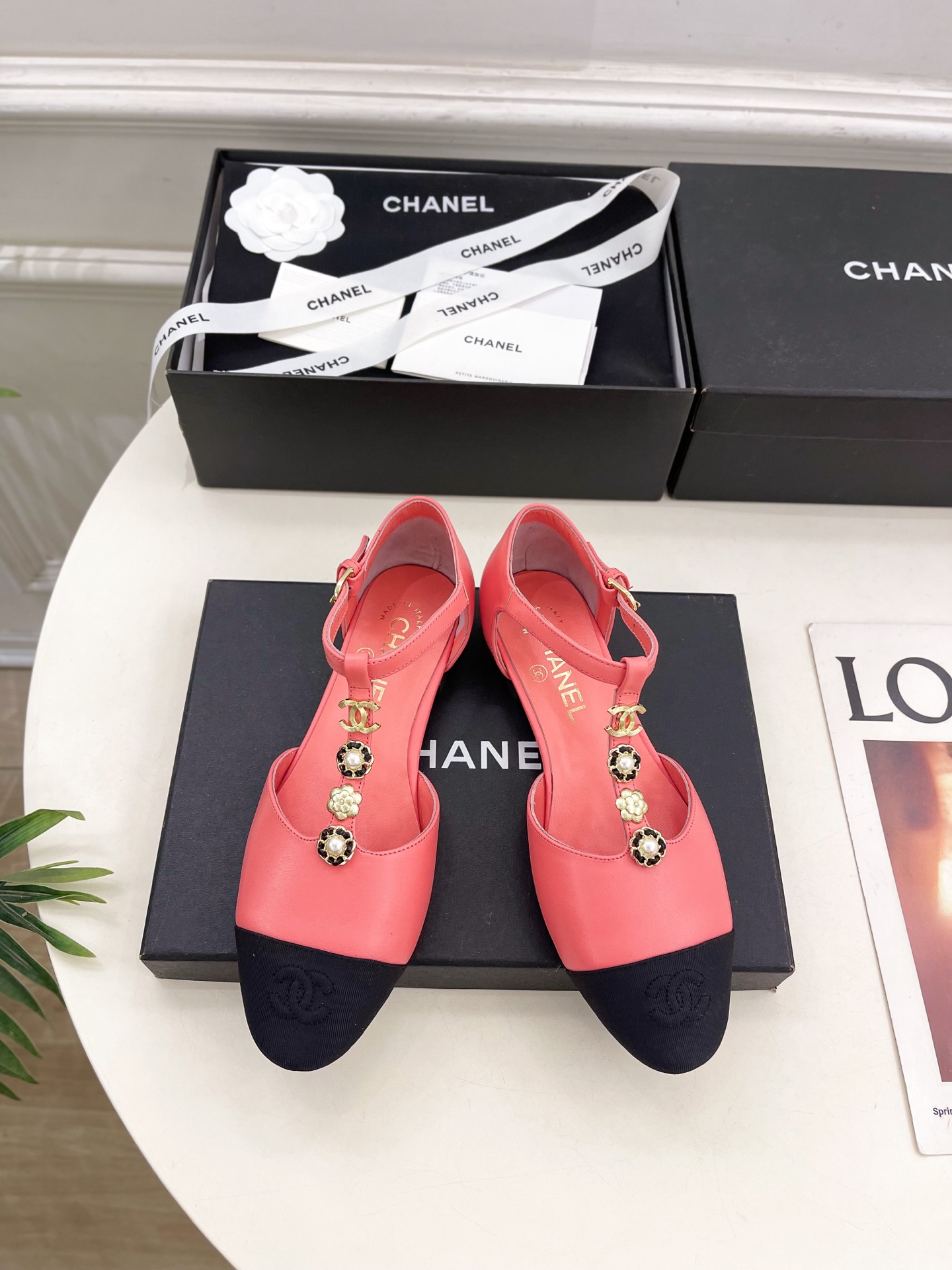 𝐂𝐇𝐀𝐍𝐄𝐋  | 小香  25𝐬𝐬 

🦋2025 春夏新品  专柜经典款 小香双C山茶花T字带玛丽珍