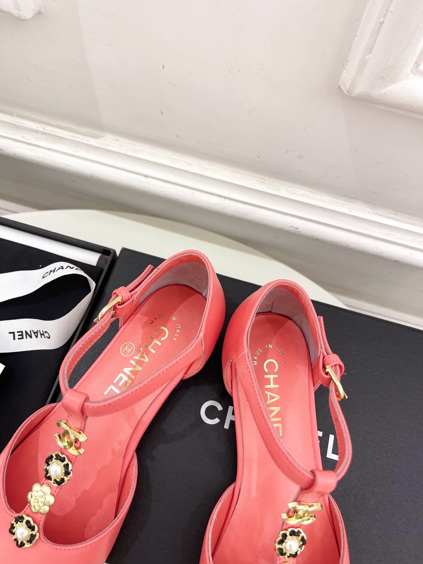 𝐂𝐇𝐀𝐍𝐄𝐋  | 小香  25𝐬𝐬 

🦋2025 春夏新品  专柜经典款 小香双C山茶花T字带玛丽珍