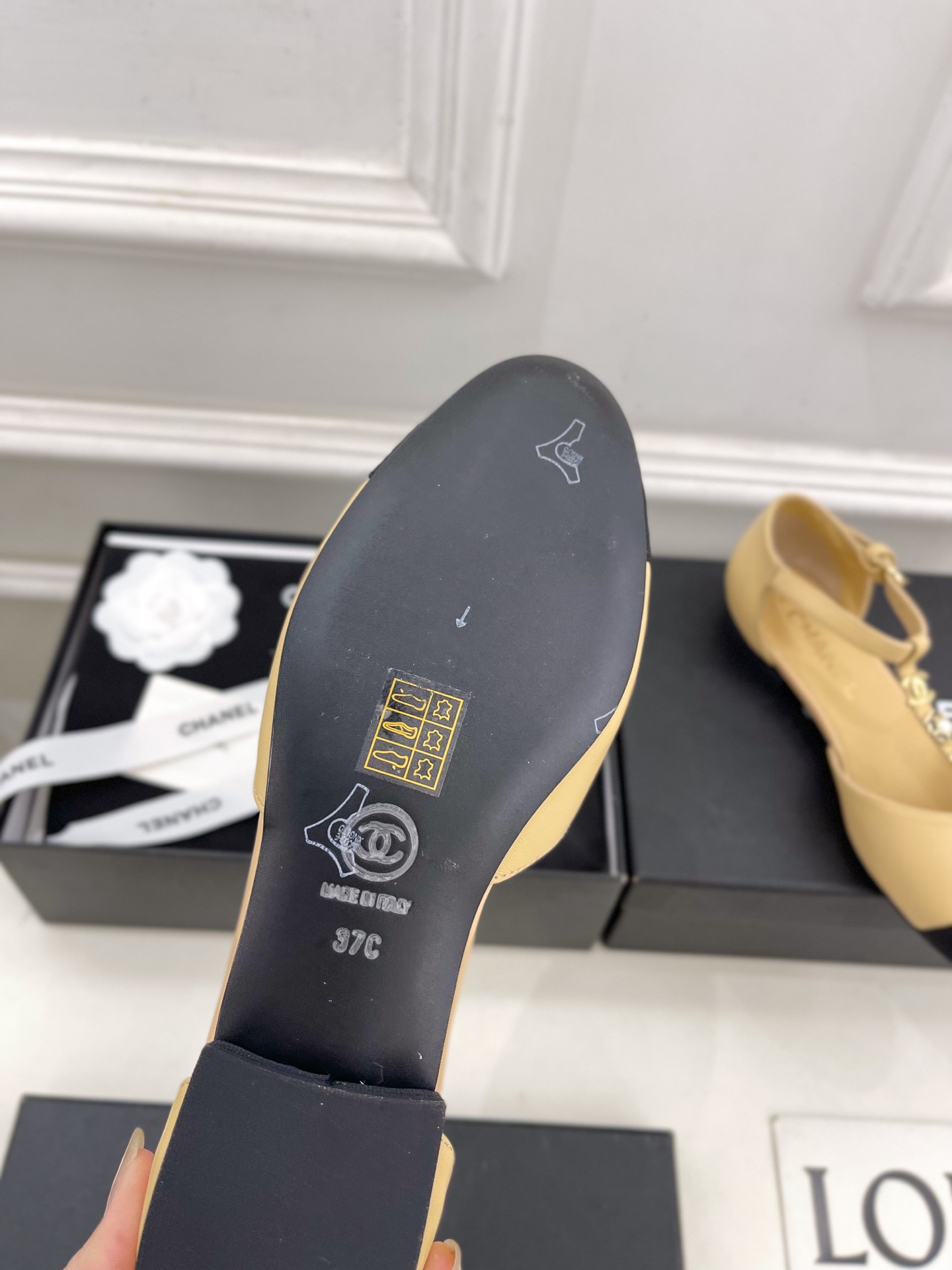 𝐂𝐇𝐀𝐍𝐄𝐋  | 小香  25𝐬𝐬 

🦋2025 春夏新品  专柜经典款 小香双C山茶花T字带玛丽珍