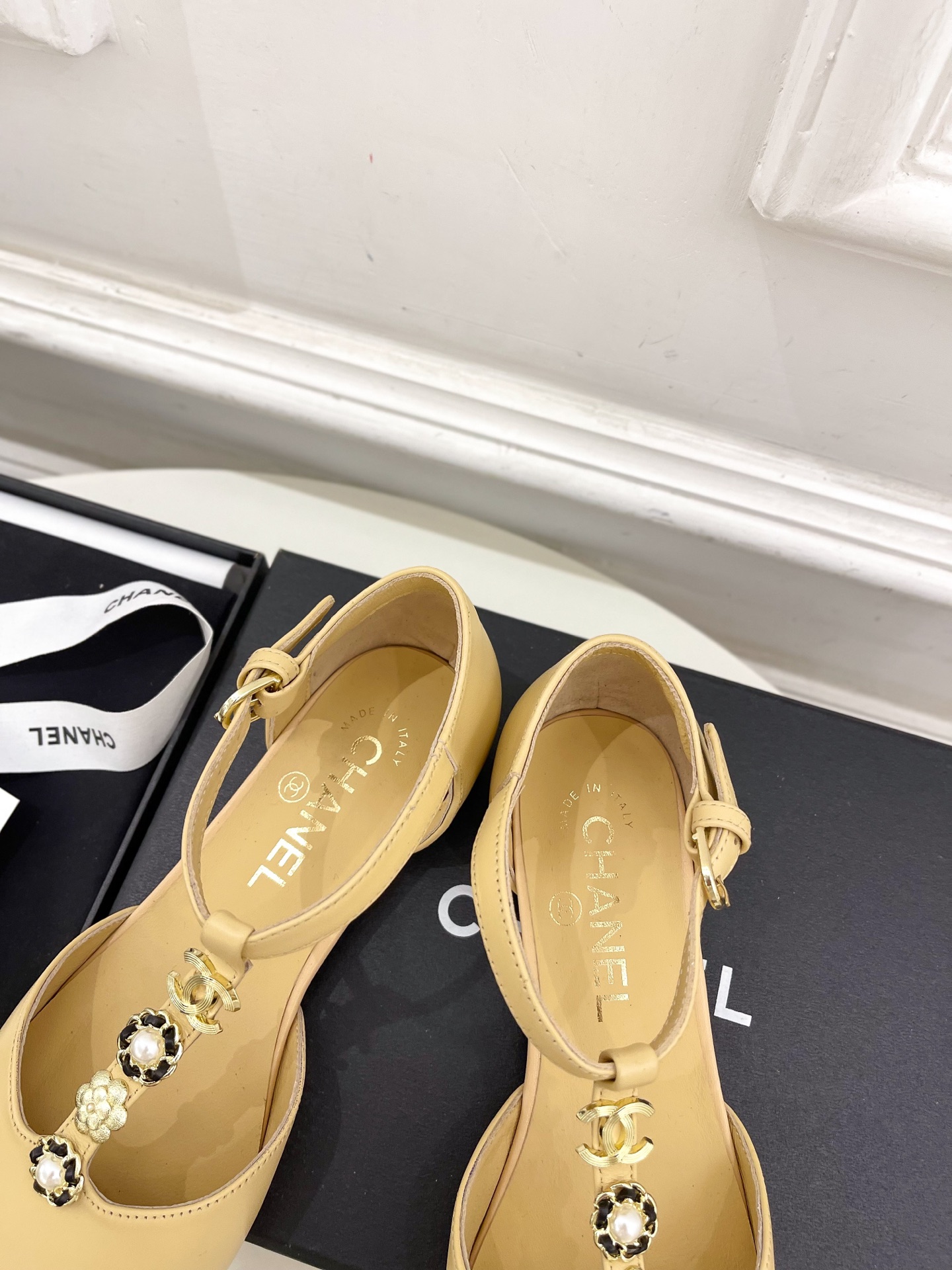 𝐂𝐇𝐀𝐍𝐄𝐋  | 小香  25𝐬𝐬 

🦋2025 春夏新品  专柜经典款 小香双C山茶花T字带玛丽珍
