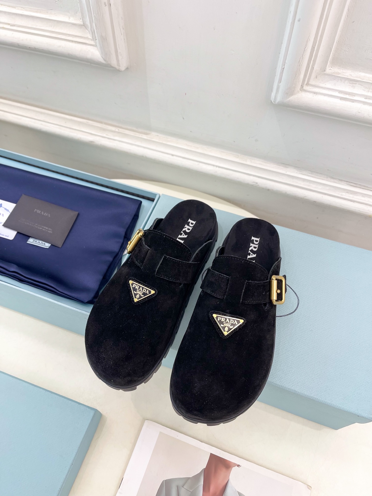 PRADA 普拉达  25𝐬𝐬 

🌈2025春夏新品 专柜走秀款三角标勃肯拖鞋系列〰

◽鞋面：原版定