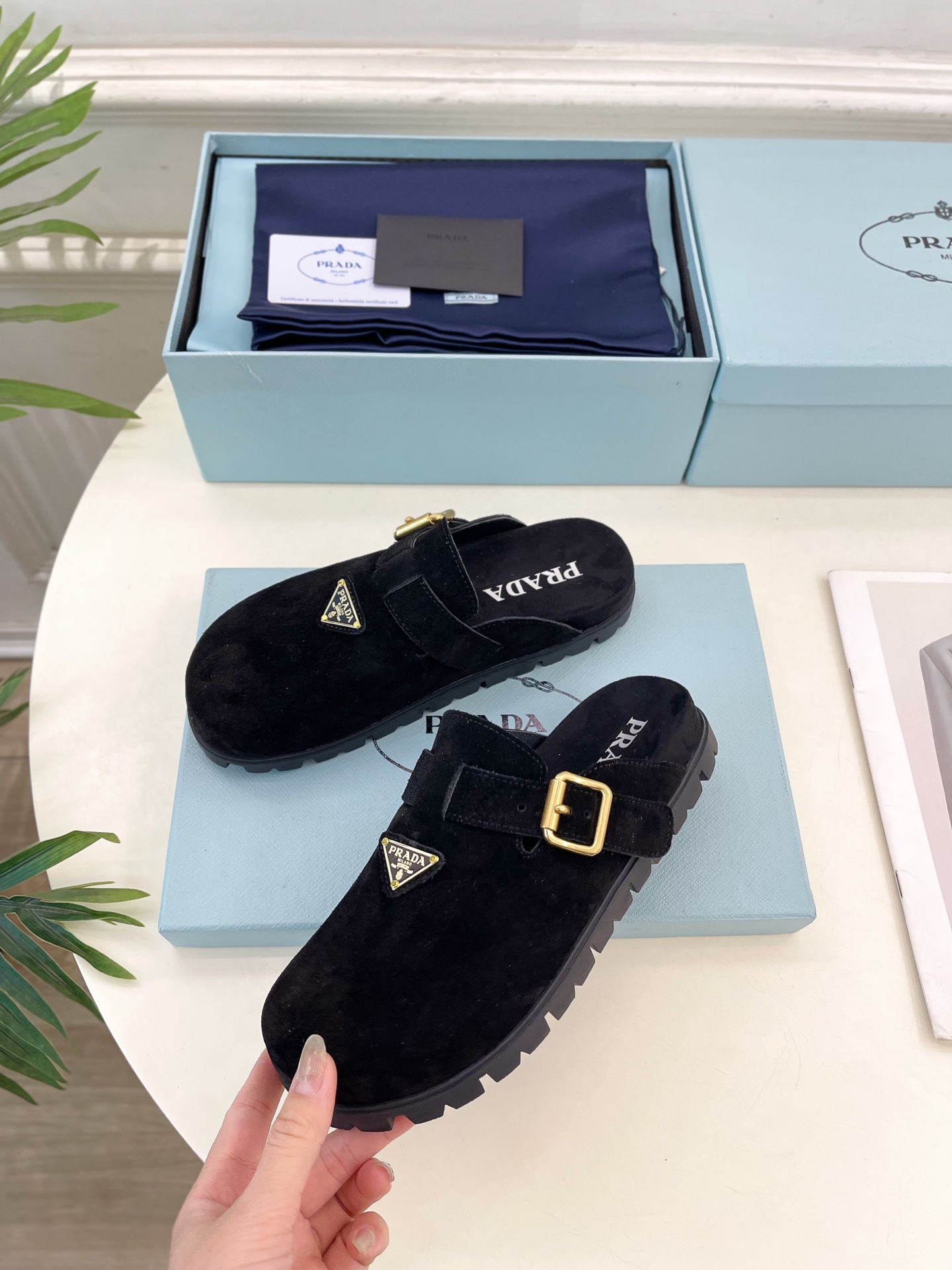 PRADA 普拉达  25𝐬𝐬 

🌈2025春夏新品 专柜走秀款三角标勃肯拖鞋系列〰

◽鞋面：原版定
