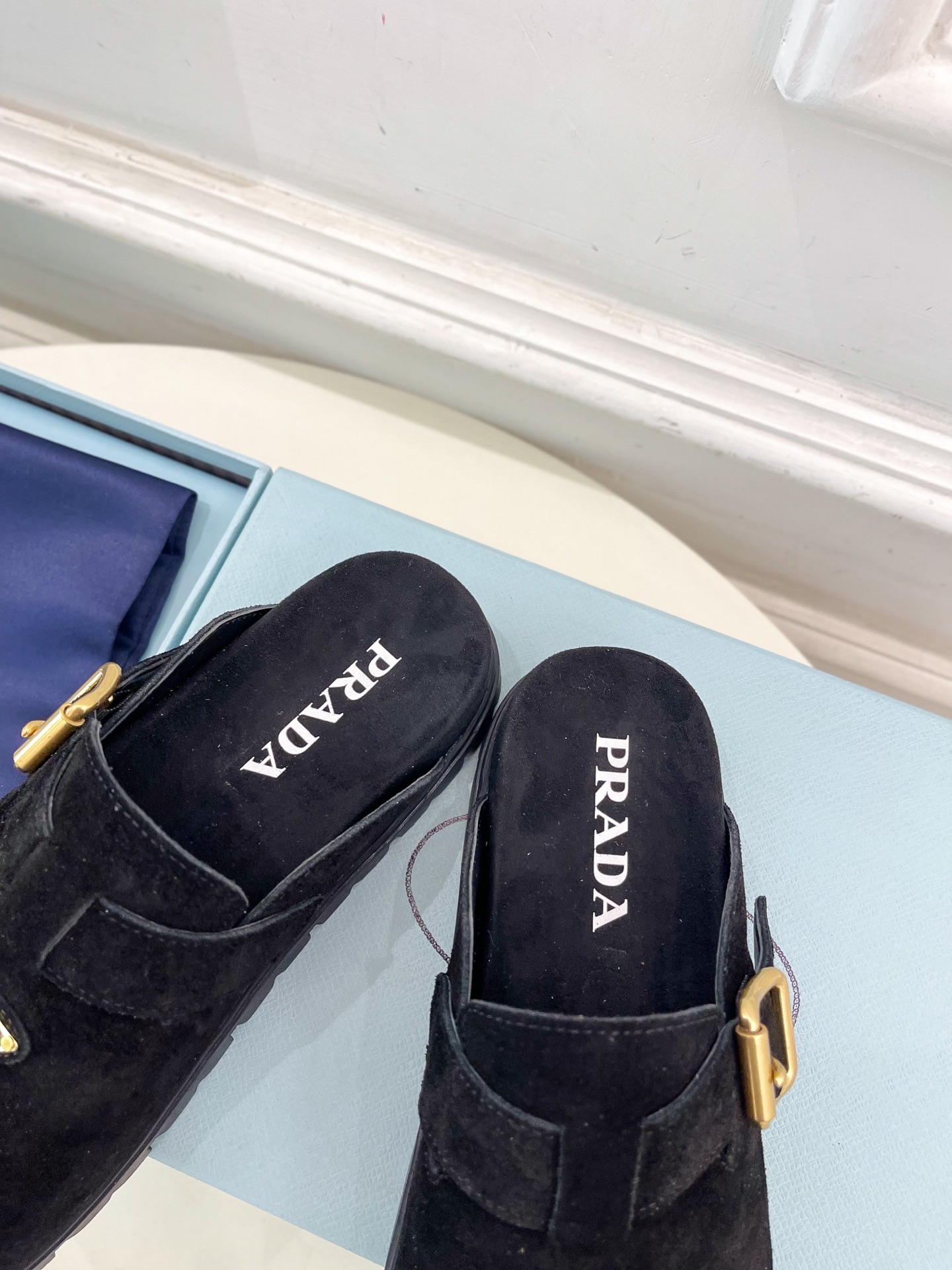 PRADA 普拉达  25𝐬𝐬 

🌈2025春夏新品 专柜走秀款三角标勃肯拖鞋系列〰

◽鞋面：原版定