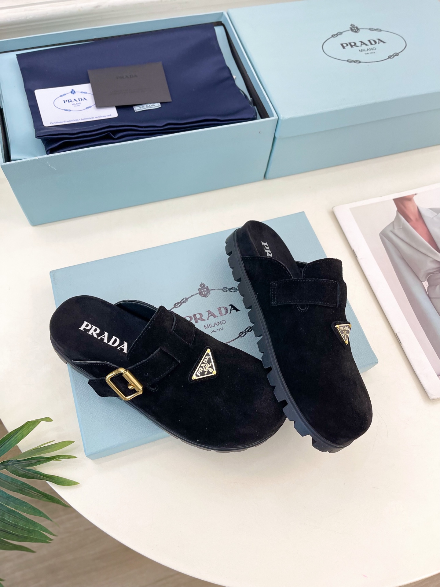 PRADA 普拉达  25𝐬𝐬 

🌈2025春夏新品 专柜走秀款三角标勃肯拖鞋系列〰

◽鞋面：原版定