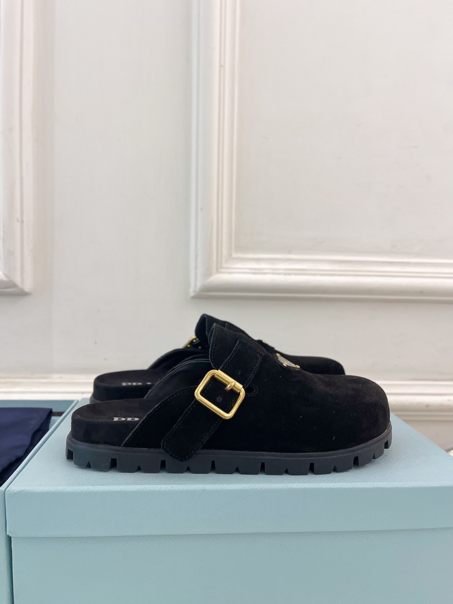 PRADA 普拉达  25𝐬𝐬 

🌈2025春夏新品 专柜走秀款三角标勃肯拖鞋系列〰

◽鞋面：原版定