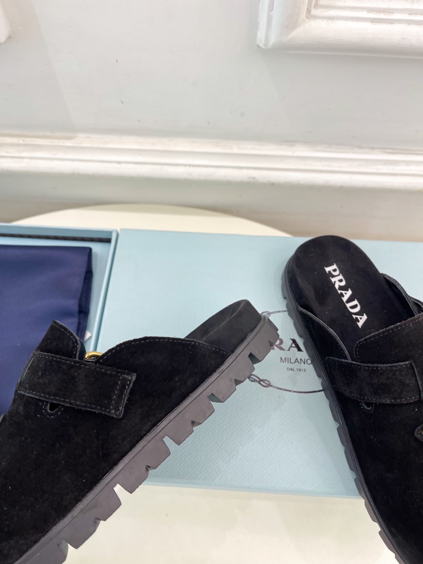 PRADA 普拉达  25𝐬𝐬 

🌈2025春夏新品 专柜走秀款三角标勃肯拖鞋系列〰

◽鞋面：原版定