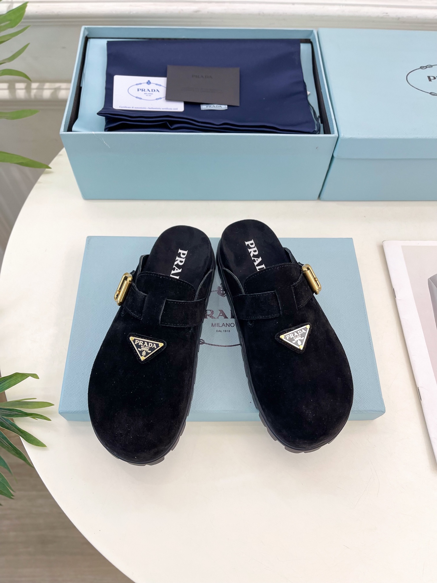PRADA 普拉达  25𝐬𝐬 

🌈2025春夏新品 专柜走秀款三角标勃肯拖鞋系列〰

◽鞋面：原版定