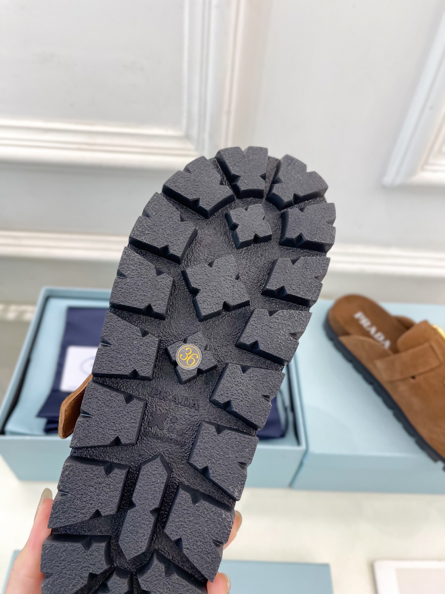 PRADA 普拉达  25𝐬𝐬 

🌈2025春夏新品 专柜走秀款三角标勃肯拖鞋系列〰

◽鞋面：原版定