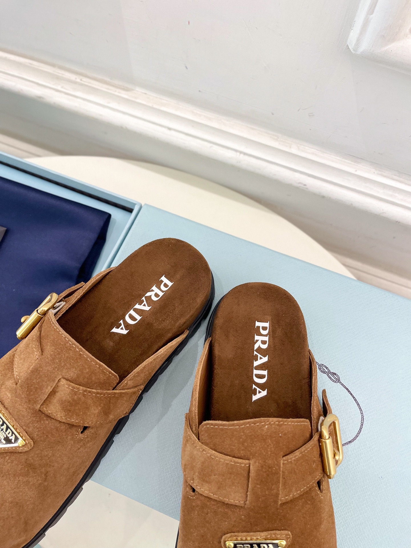PRADA 普拉达  25𝐬𝐬 

🌈2025春夏新品 专柜走秀款三角标勃肯拖鞋系列〰

◽鞋面：原版定