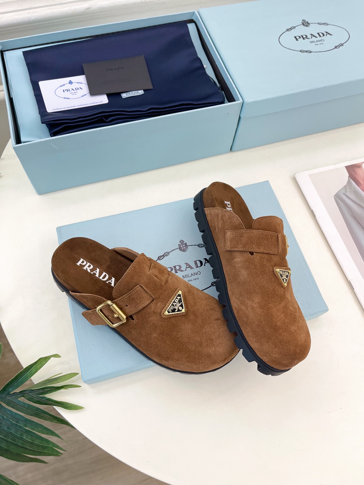 PRADA 普拉达  25𝐬𝐬 

🌈2025春夏新品 专柜走秀款三角标勃肯拖鞋系列〰

◽鞋面：原版定