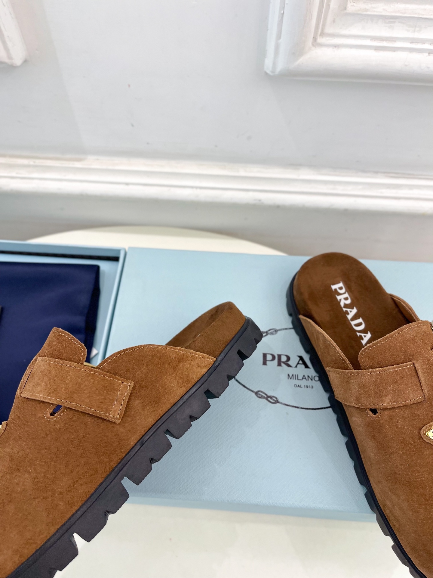 PRADA 普拉达  25𝐬𝐬 

🌈2025春夏新品 专柜走秀款三角标勃肯拖鞋系列〰

◽鞋面：原版定