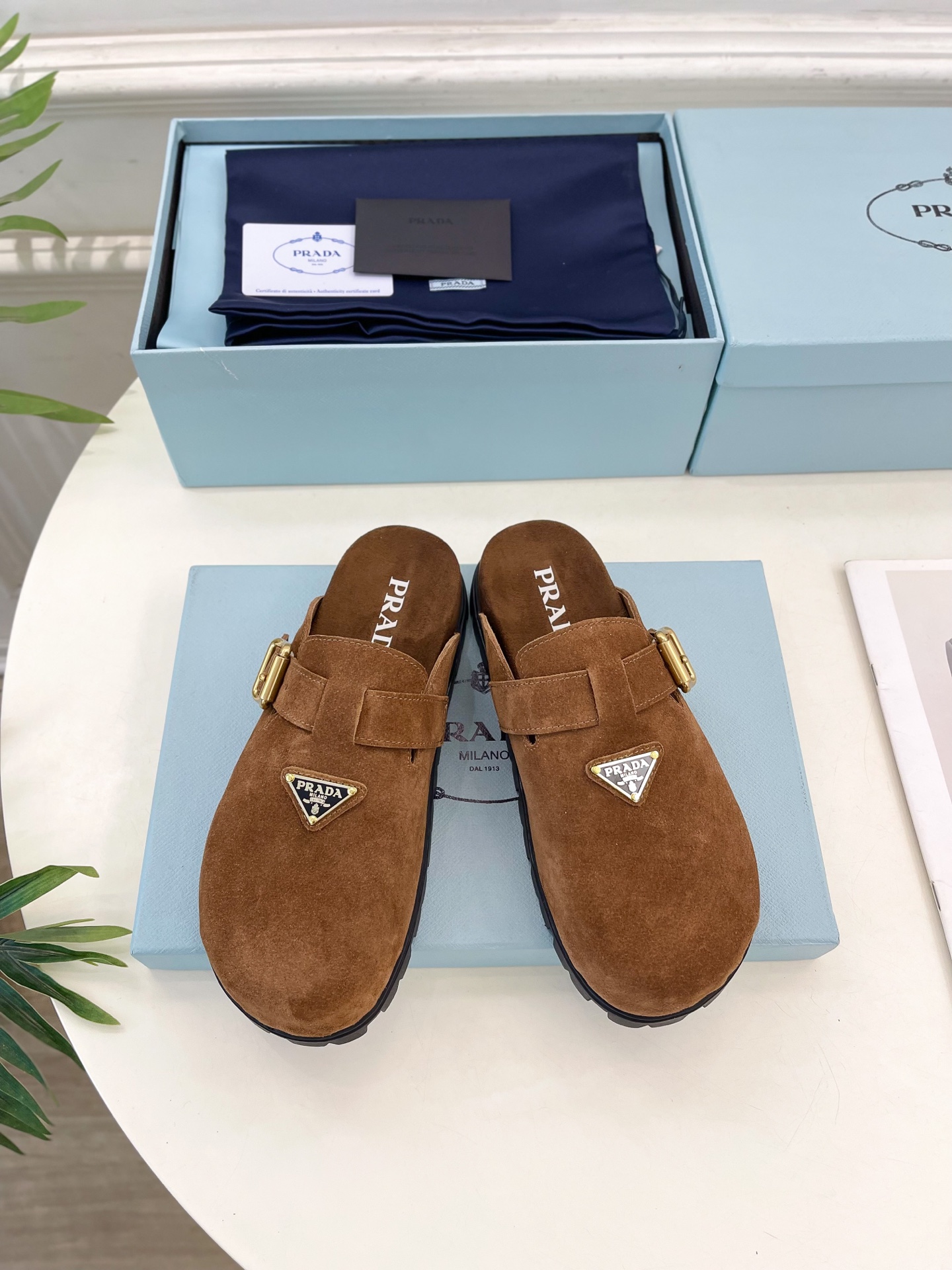 PRADA 普拉达  25𝐬𝐬 

🌈2025春夏新品 专柜走秀款三角标勃肯拖鞋系列〰

◽鞋面：原版定