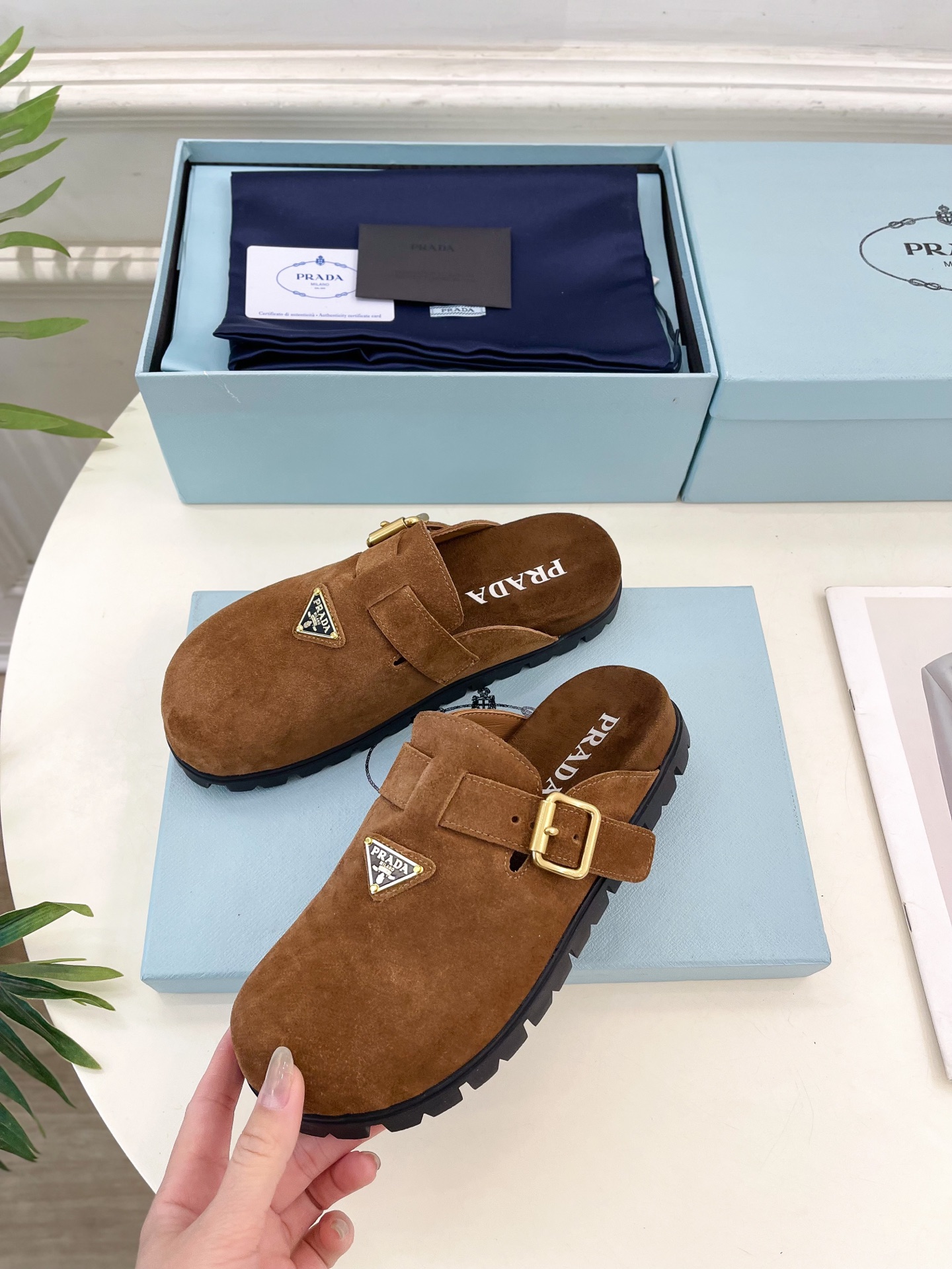 PRADA 普拉达  25𝐬𝐬 

🌈2025春夏新品 专柜走秀款三角标勃肯拖鞋系列〰

◽鞋面：原版定