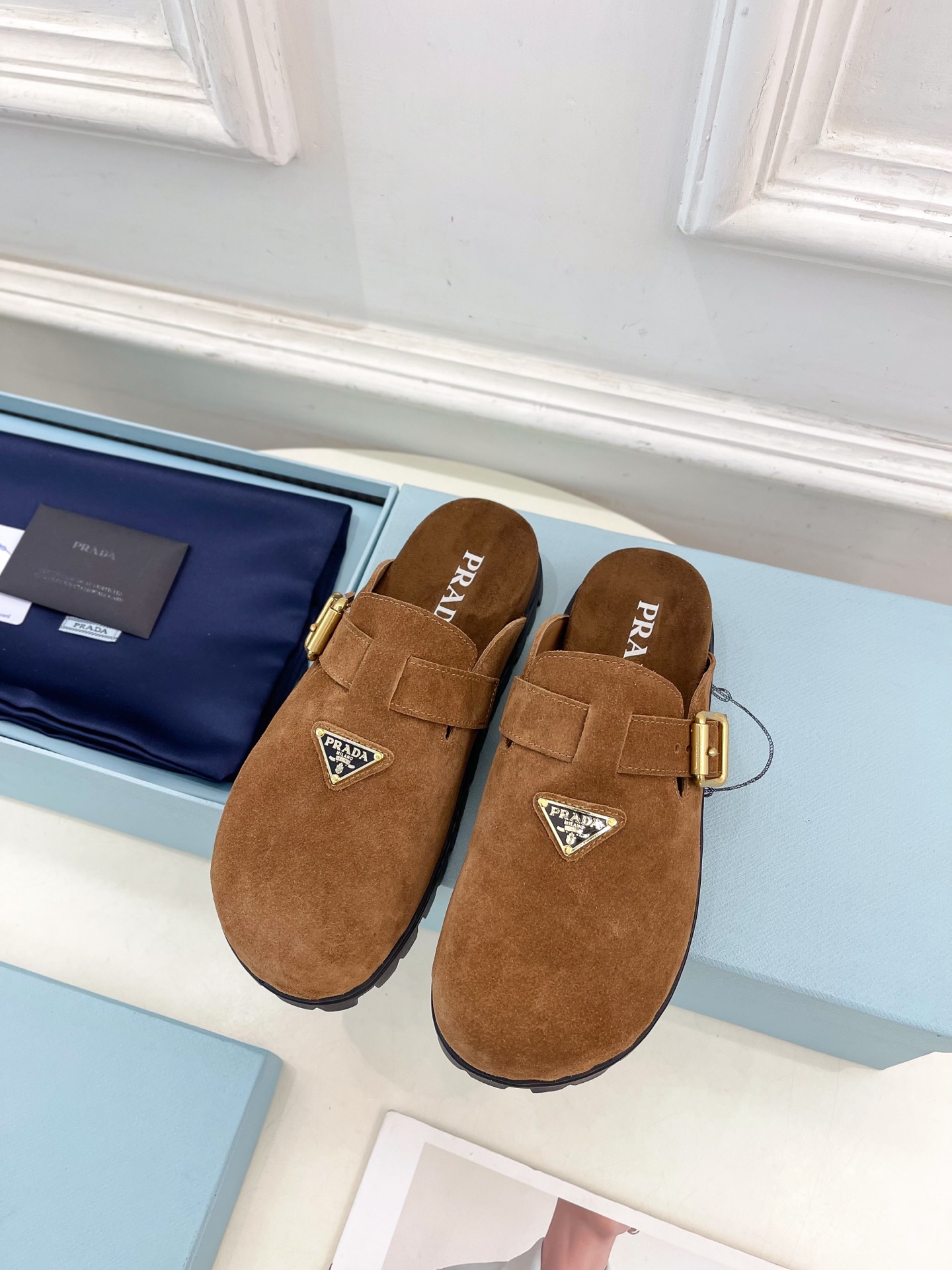 PRADA 普拉达  25𝐬𝐬 

🌈2025春夏新品 专柜走秀款三角标勃肯拖鞋系列〰

◽鞋面：原版定