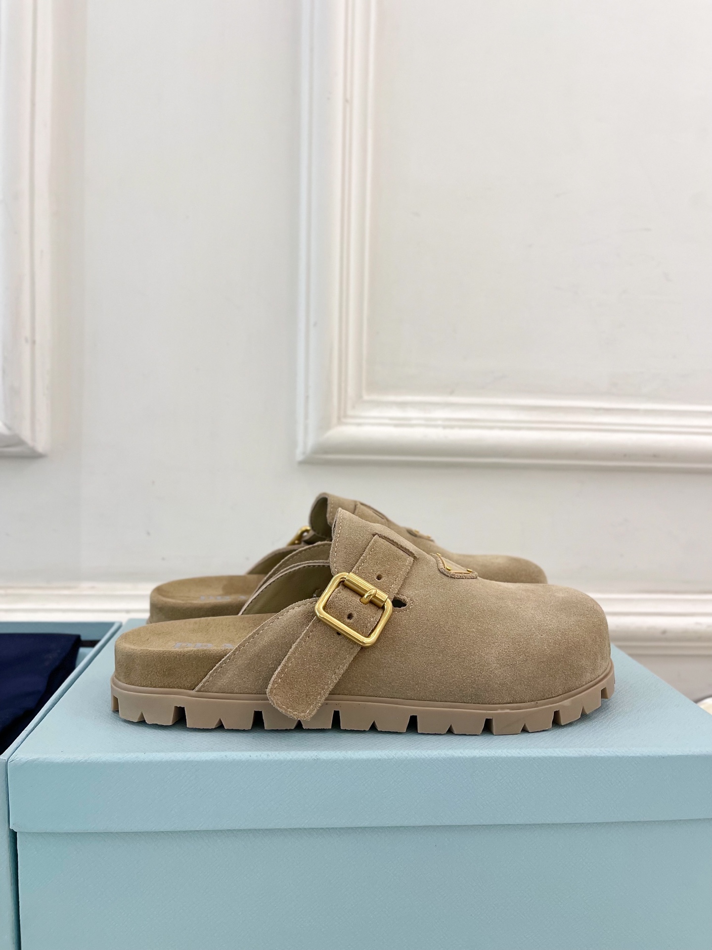 PRADA 普拉达  25𝐬𝐬 

🌈2025春夏新品 专柜走秀款三角标勃肯拖鞋系列〰

◽鞋面：原版定