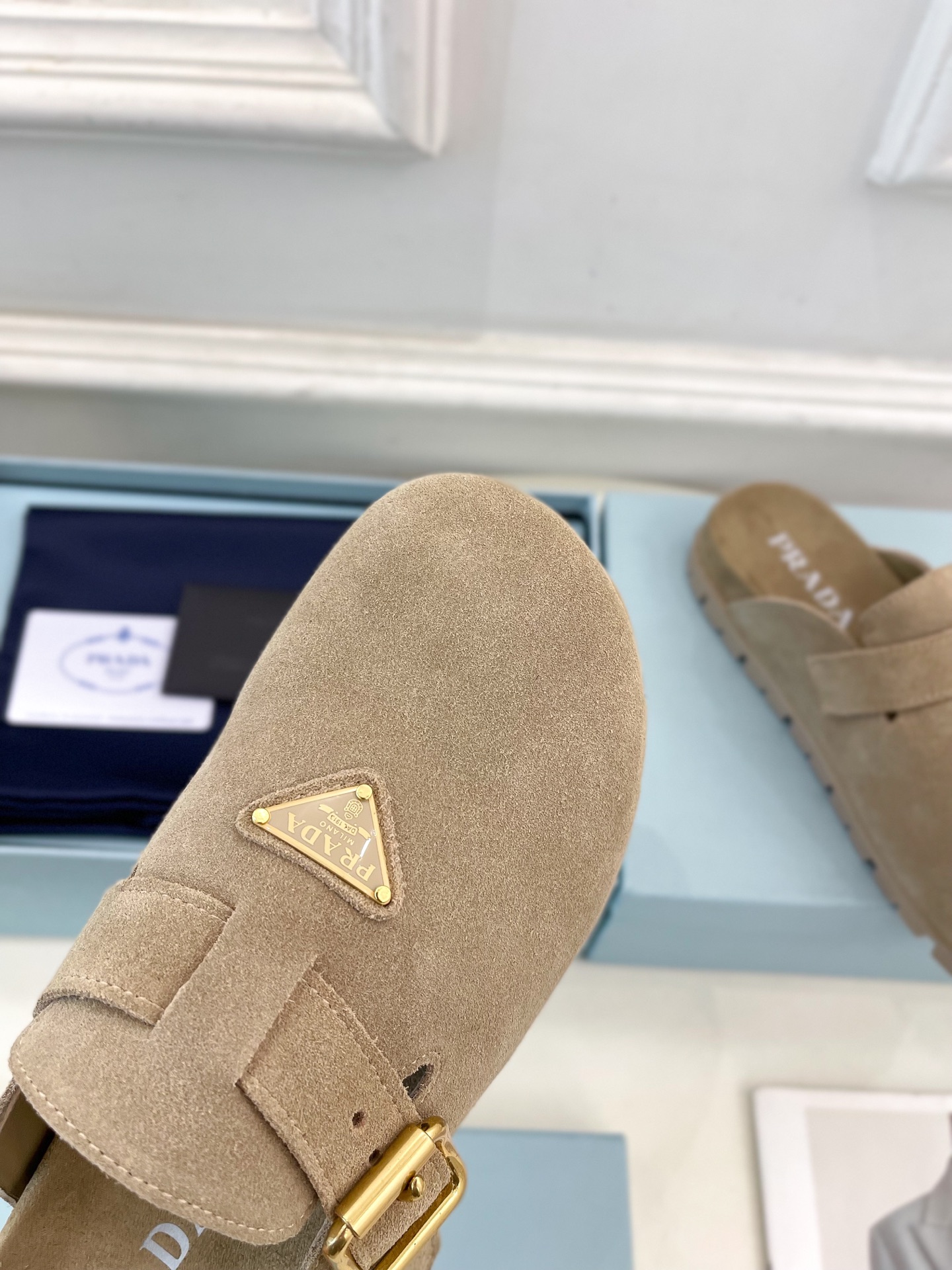 PRADA 普拉达  25𝐬𝐬 

🌈2025春夏新品 专柜走秀款三角标勃肯拖鞋系列〰

◽鞋面：原版定