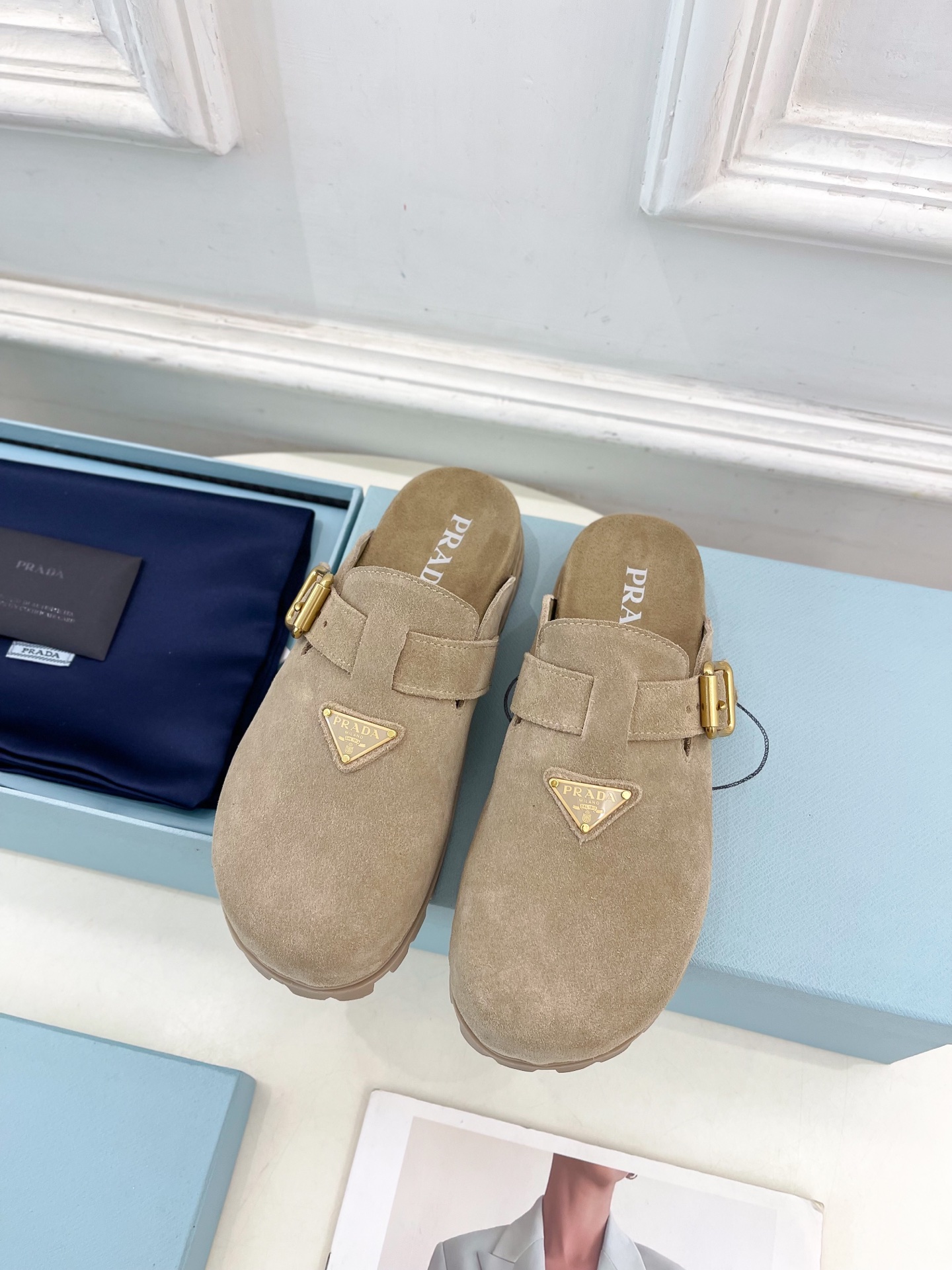 PRADA 普拉达  25𝐬𝐬 

🌈2025春夏新品 专柜走秀款三角标勃肯拖鞋系列〰

◽鞋面：原版定