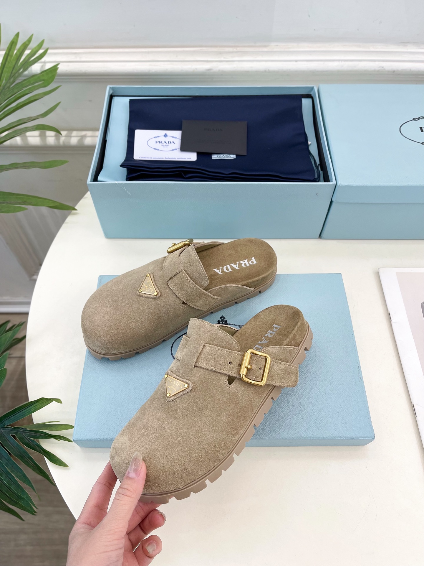 PRADA 普拉达  25𝐬𝐬 

🌈2025春夏新品 专柜走秀款三角标勃肯拖鞋系列〰

◽鞋面：原版定