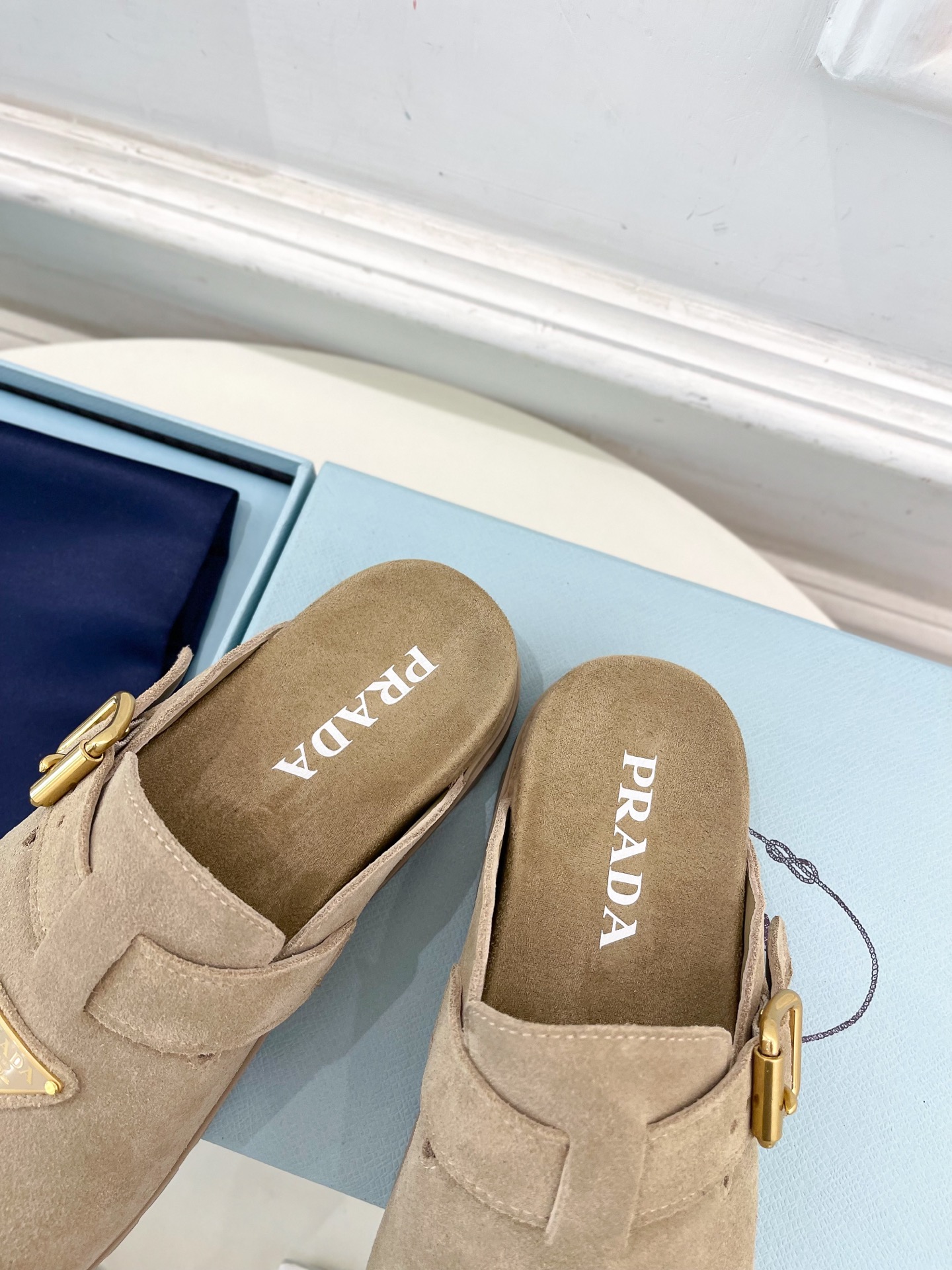 PRADA 普拉达  25𝐬𝐬 

🌈2025春夏新品 专柜走秀款三角标勃肯拖鞋系列〰

◽鞋面：原版定