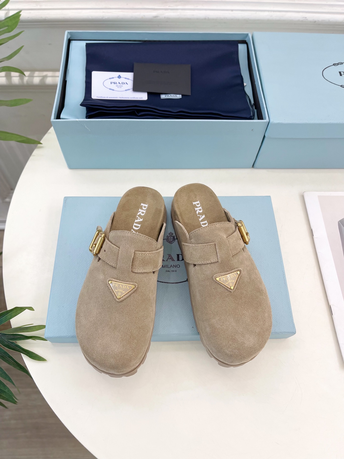 PRADA 普拉达  25𝐬𝐬 

🌈2025春夏新品 专柜走秀款三角标勃肯拖鞋系列〰

◽鞋面：原版定