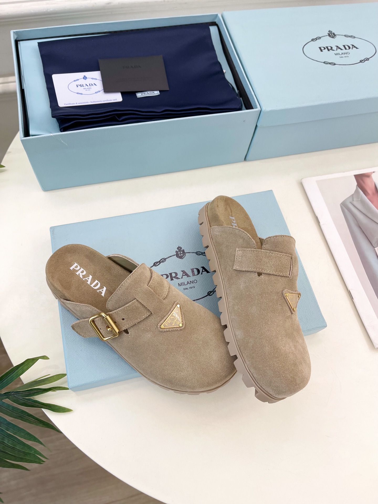 PRADA 普拉达  25𝐬𝐬 

🌈2025春夏新品 专柜走秀款三角标勃肯拖鞋系列〰

◽鞋面：原版定