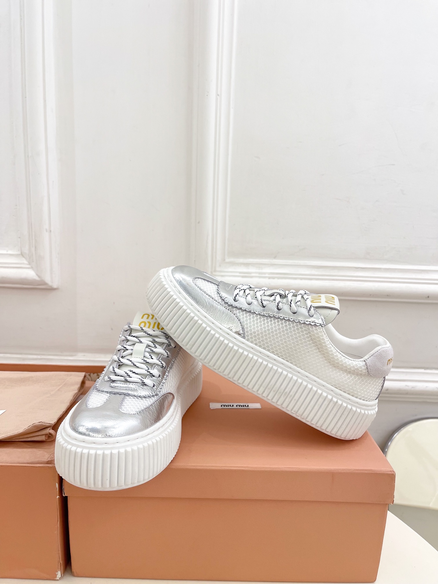 Miu Miu | 缪缪  25𝐬𝐬

🖤2025早春新品 专柜主打最新走秀款 厚底拼色饼干鞋休闲鞋火爆