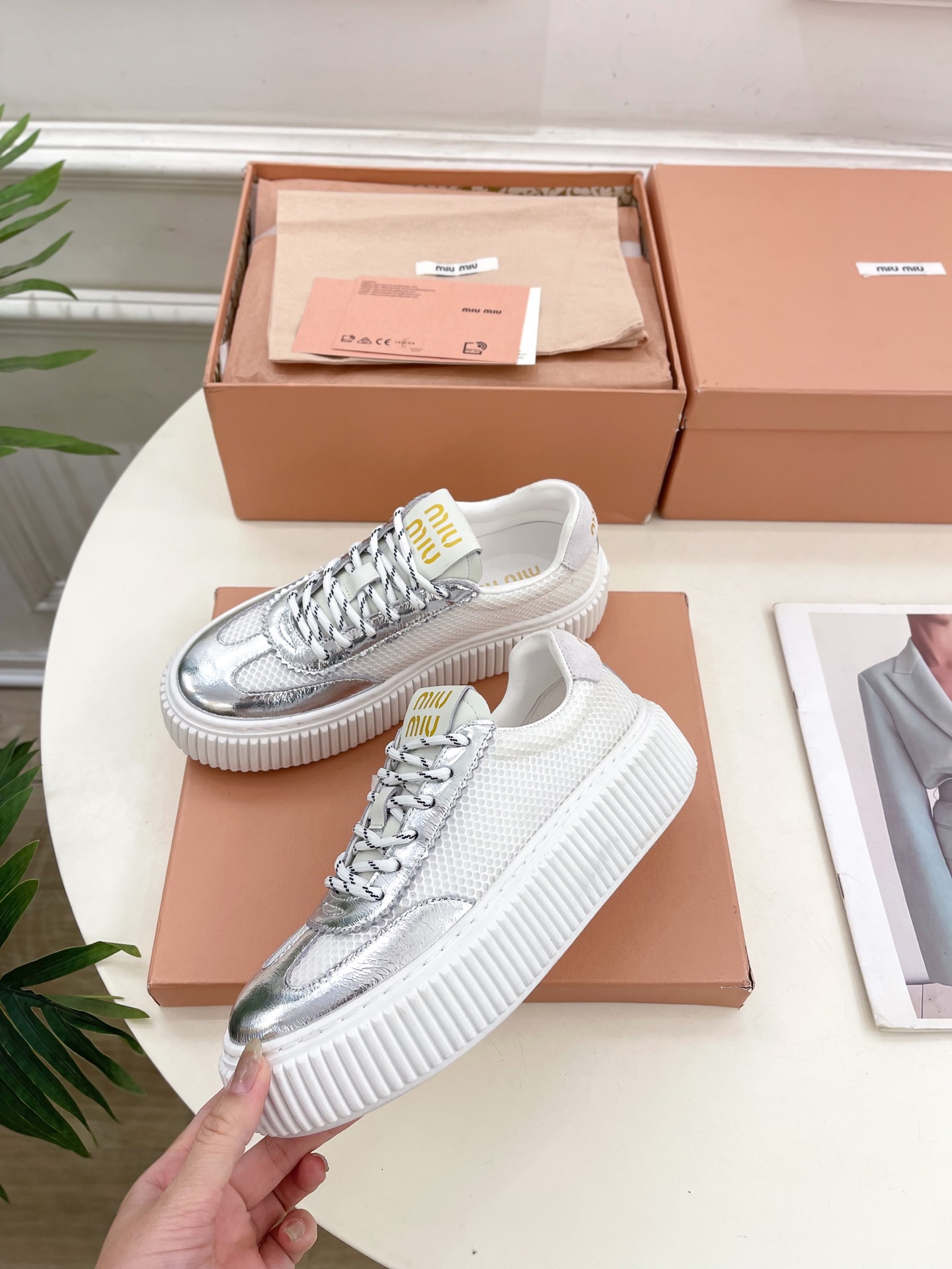 Miu Miu | 缪缪  25𝐬𝐬

🖤2025早春新品 专柜主打最新走秀款 厚底拼色饼干鞋休闲鞋火爆