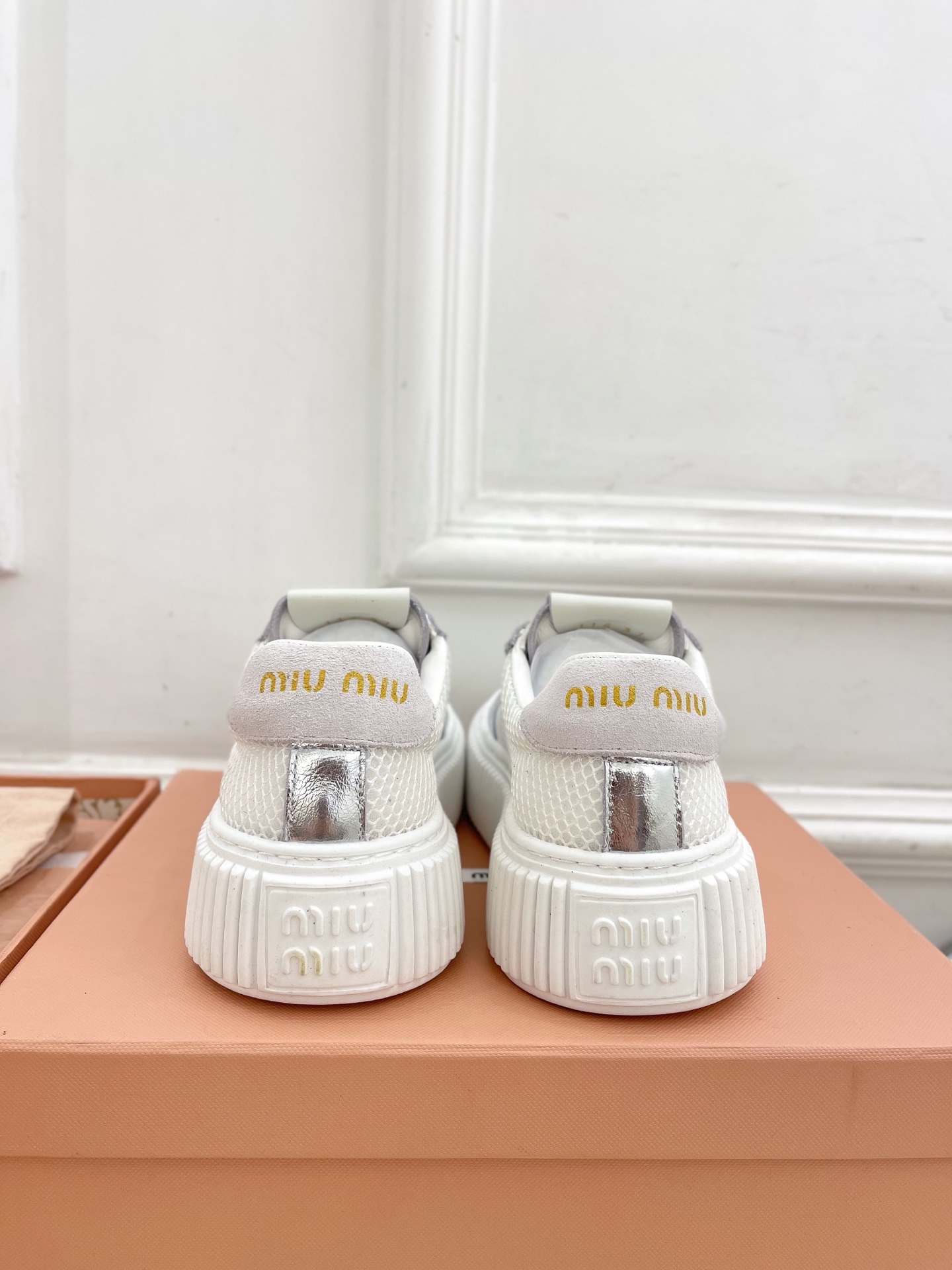 Miu Miu | 缪缪  25𝐬𝐬

🖤2025早春新品 专柜主打最新走秀款 厚底拼色饼干鞋休闲鞋火爆