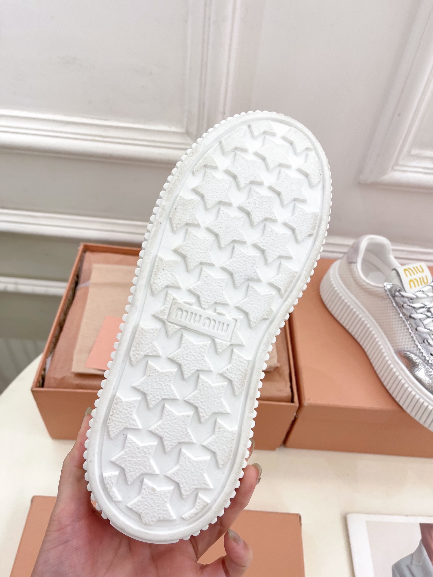 Miu Miu | 缪缪  25𝐬𝐬

🖤2025早春新品 专柜主打最新走秀款 厚底拼色饼干鞋休闲鞋火爆