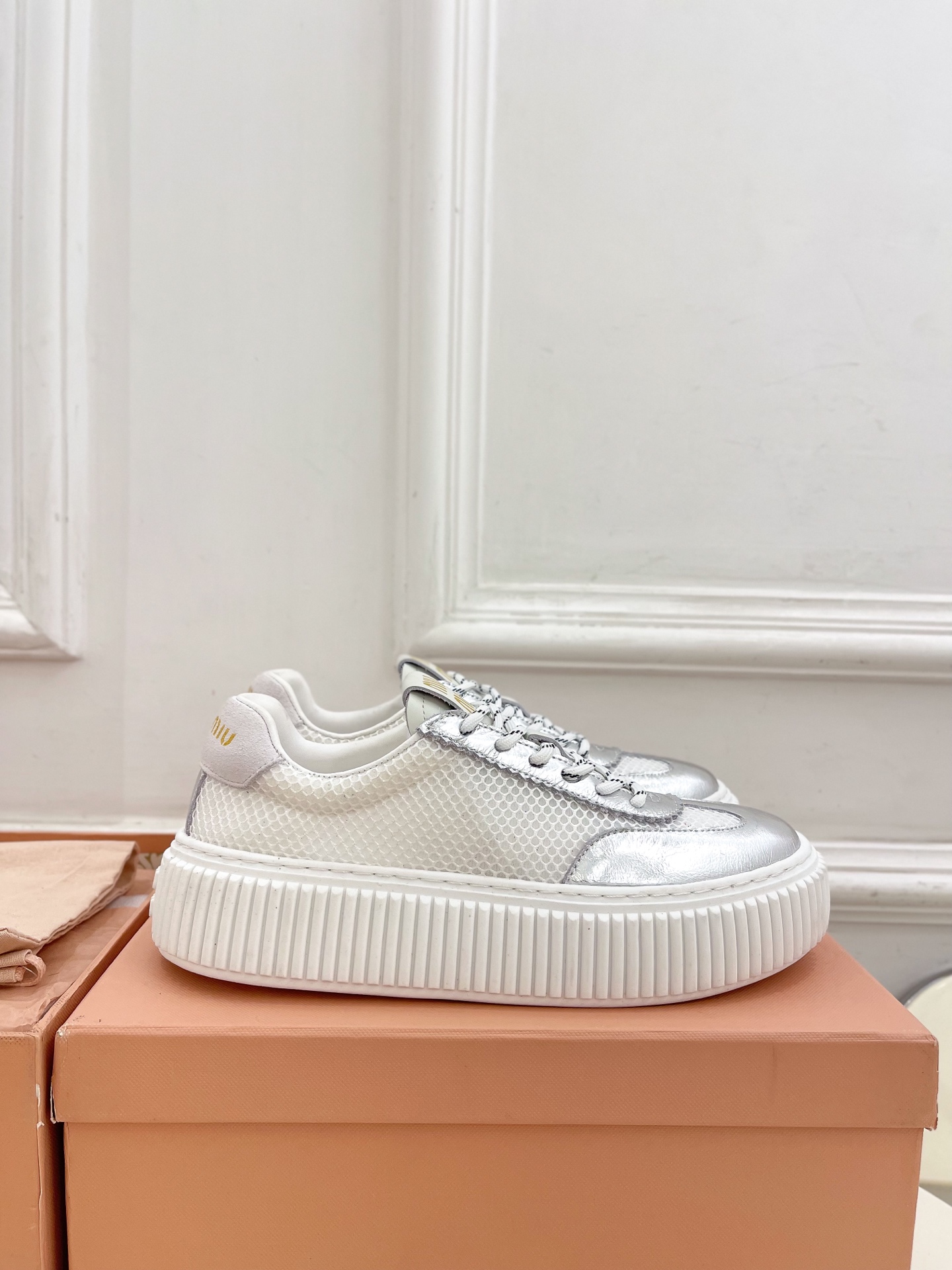 Miu Miu | 缪缪  25𝐬𝐬

🖤2025早春新品 专柜主打最新走秀款 厚底拼色饼干鞋休闲鞋火爆