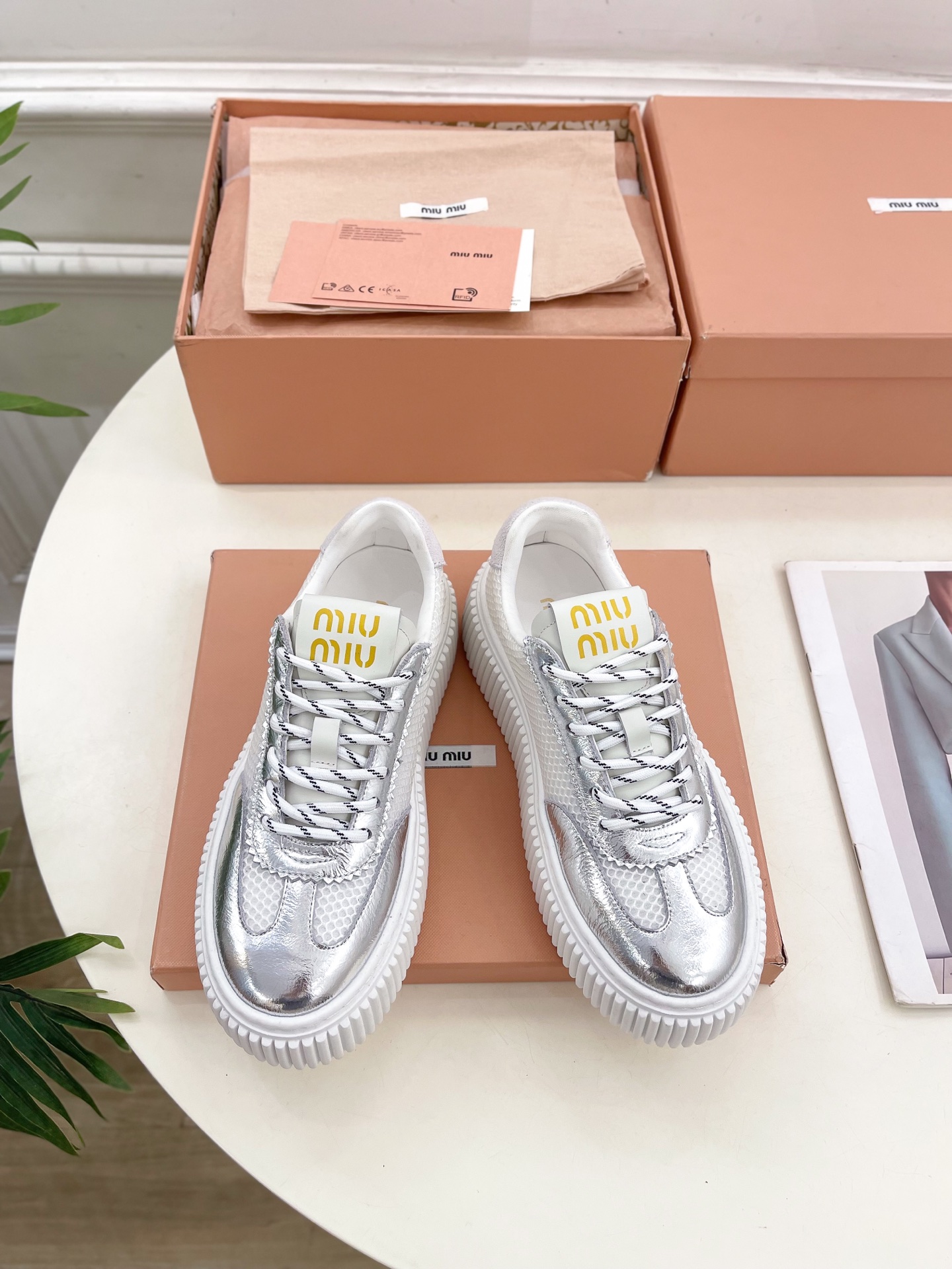 Miu Miu | 缪缪  25𝐬𝐬

🖤2025早春新品 专柜主打最新走秀款 厚底拼色饼干鞋休闲鞋火爆