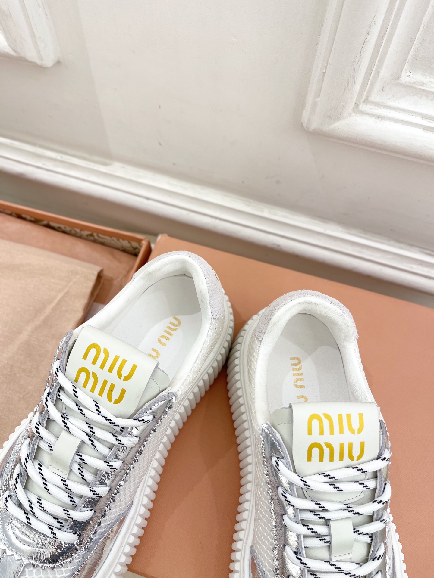 Miu Miu | 缪缪  25𝐬𝐬

🖤2025早春新品 专柜主打最新走秀款 厚底拼色饼干鞋休闲鞋火爆