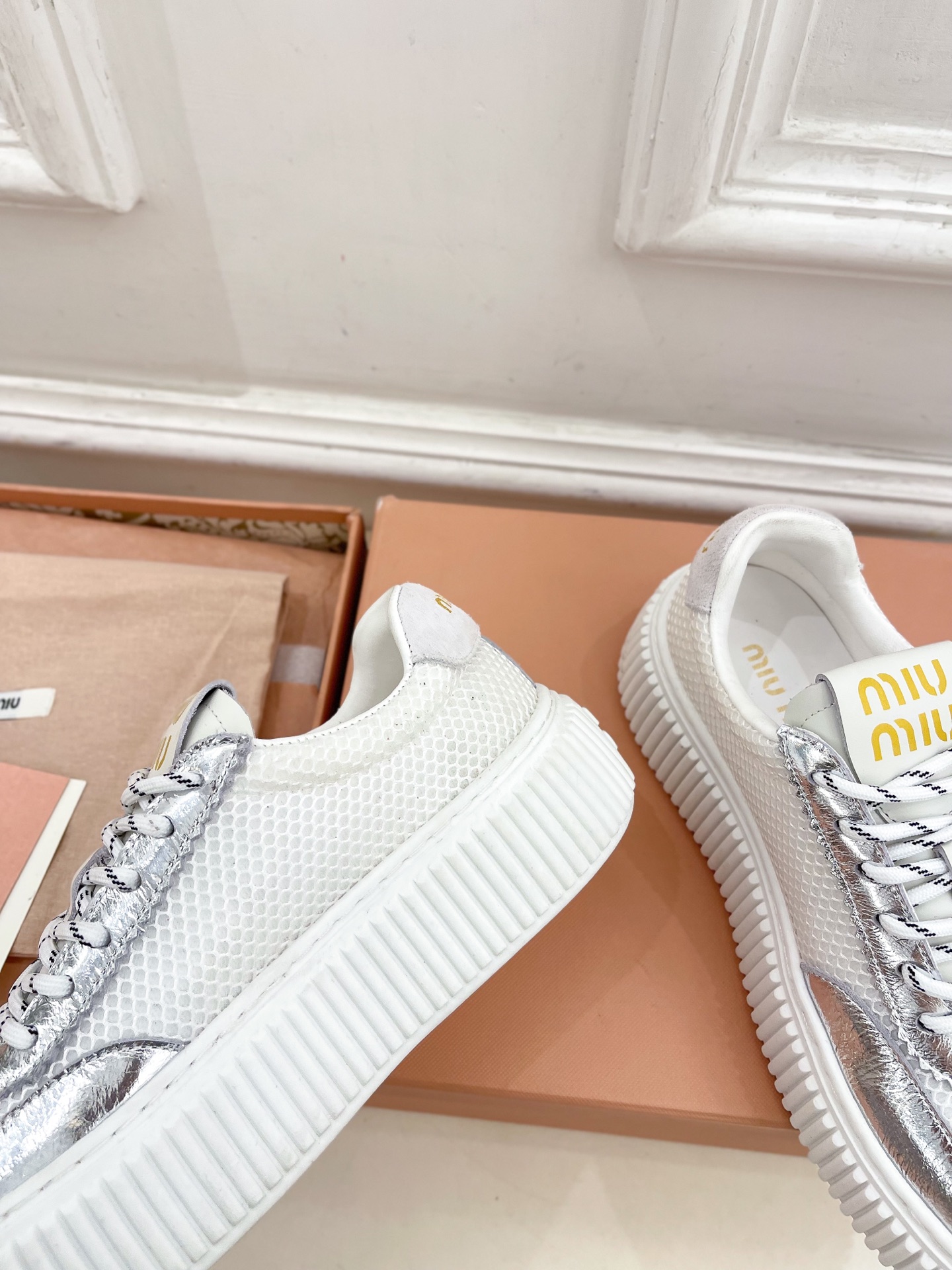 Miu Miu | 缪缪  25𝐬𝐬

🖤2025早春新品 专柜主打最新走秀款 厚底拼色饼干鞋休闲鞋火爆