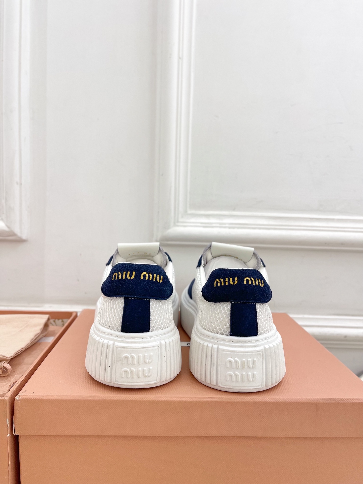 Miu Miu | 缪缪  25𝐬𝐬

🖤2025早春新品 专柜主打最新走秀款 厚底拼色饼干鞋休闲鞋火爆