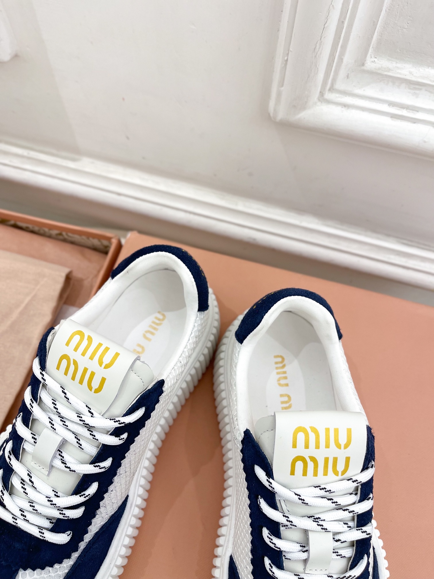 Miu Miu | 缪缪  25𝐬𝐬

🖤2025早春新品 专柜主打最新走秀款 厚底拼色饼干鞋休闲鞋火爆