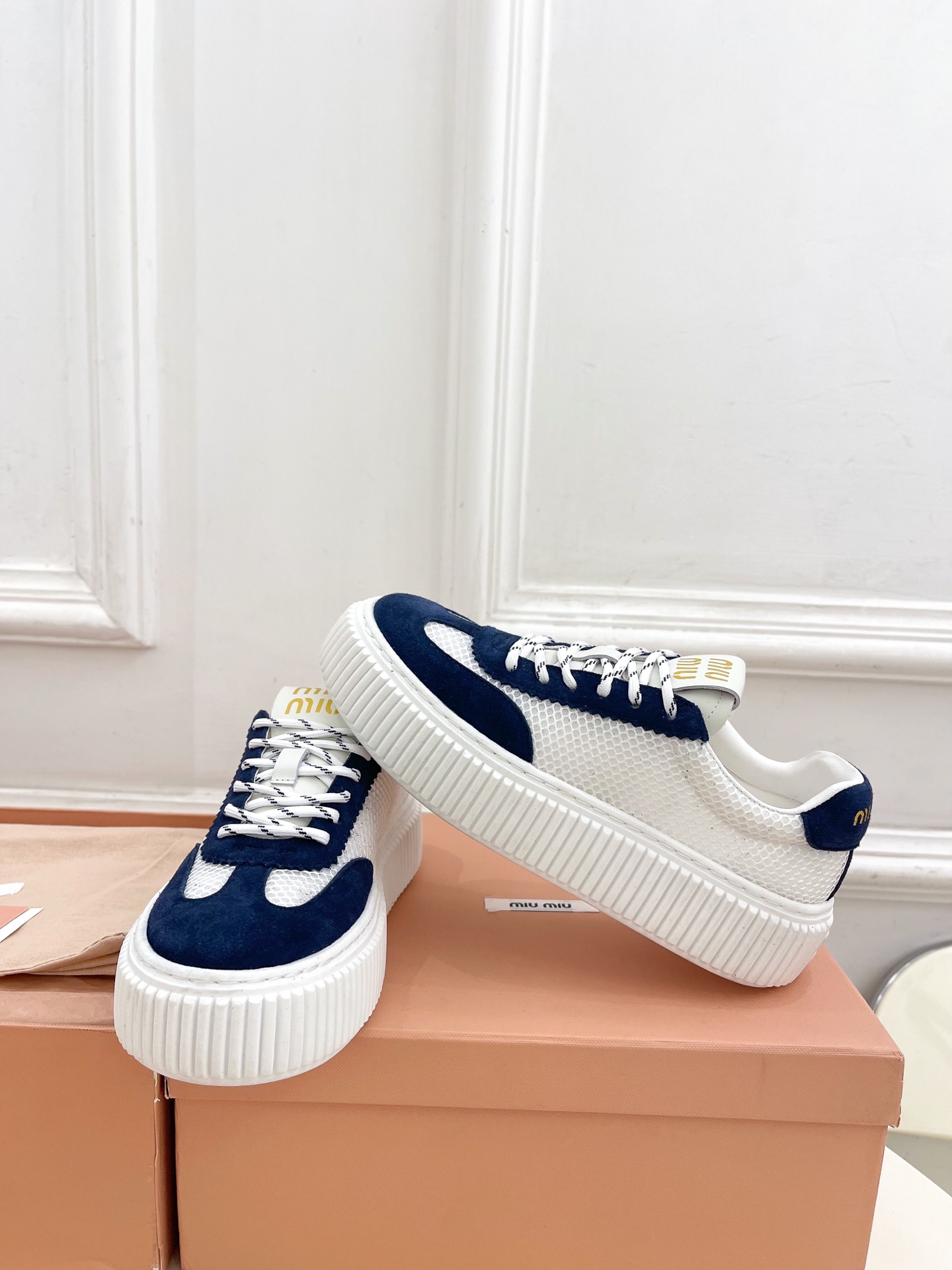 Miu Miu | 缪缪  25𝐬𝐬

🖤2025早春新品 专柜主打最新走秀款 厚底拼色饼干鞋休闲鞋火爆
