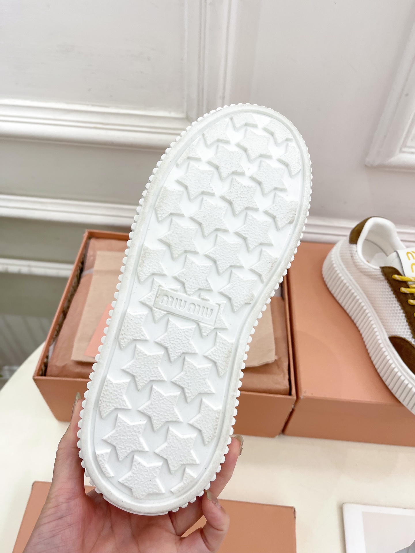 Miu Miu | 缪缪  25𝐬𝐬

🖤2025早春新品 专柜主打最新走秀款 厚底拼色饼干鞋休闲鞋火爆