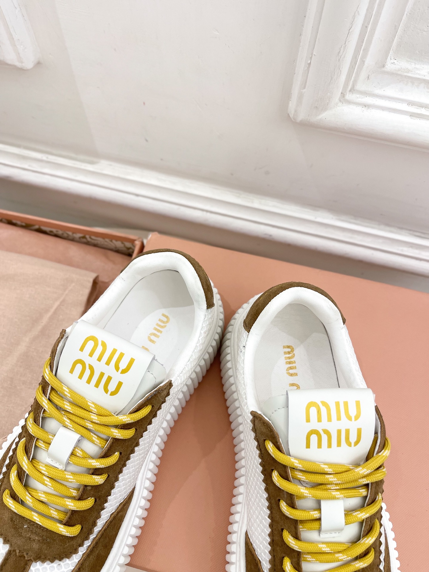Miu Miu | 缪缪  25𝐬𝐬

🖤2025早春新品 专柜主打最新走秀款 厚底拼色饼干鞋休闲鞋火爆