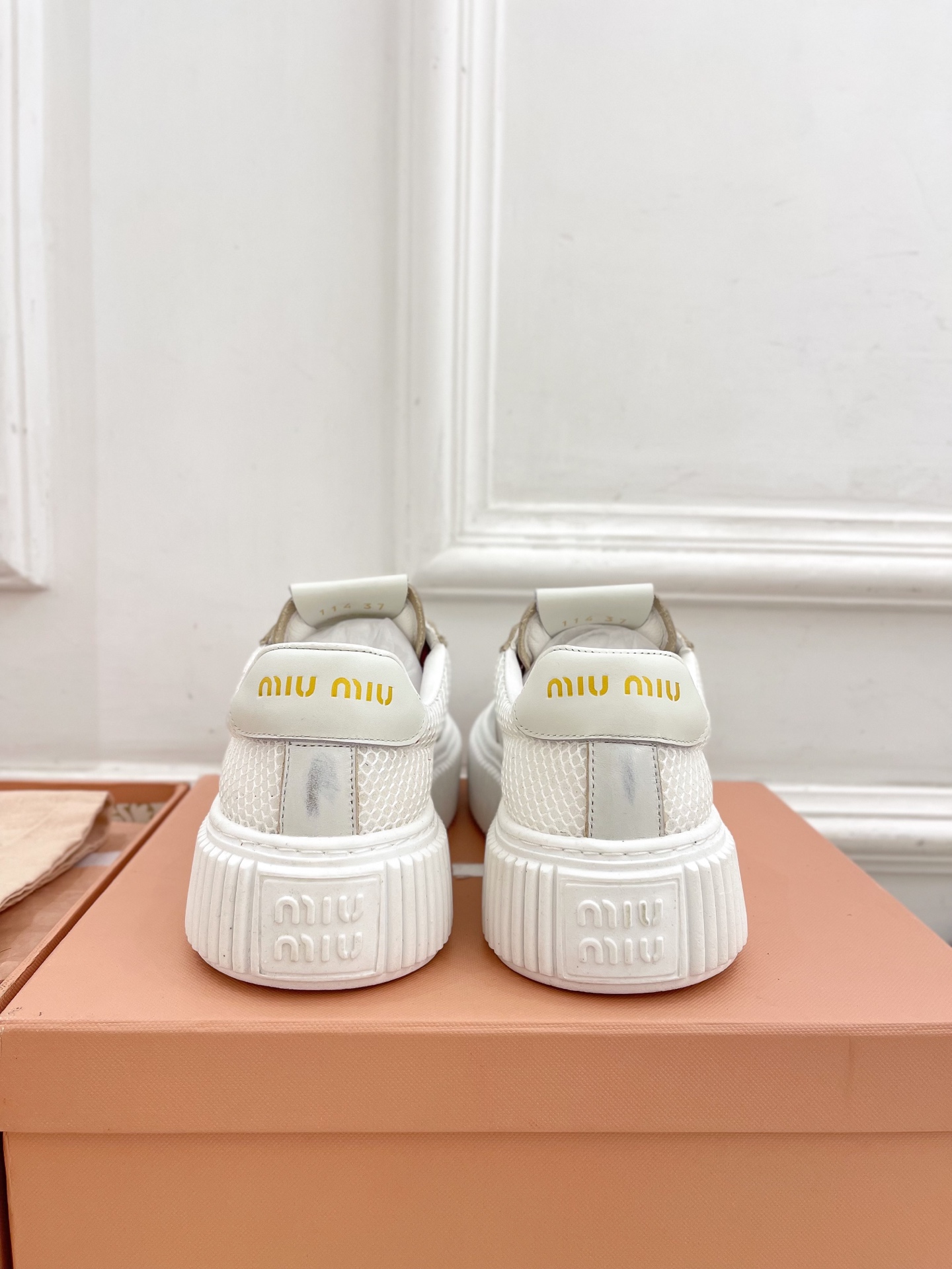 Miu Miu | 缪缪  25𝐬𝐬

🖤2025早春新品 专柜主打最新走秀款 厚底拼色饼干鞋休闲鞋火爆
