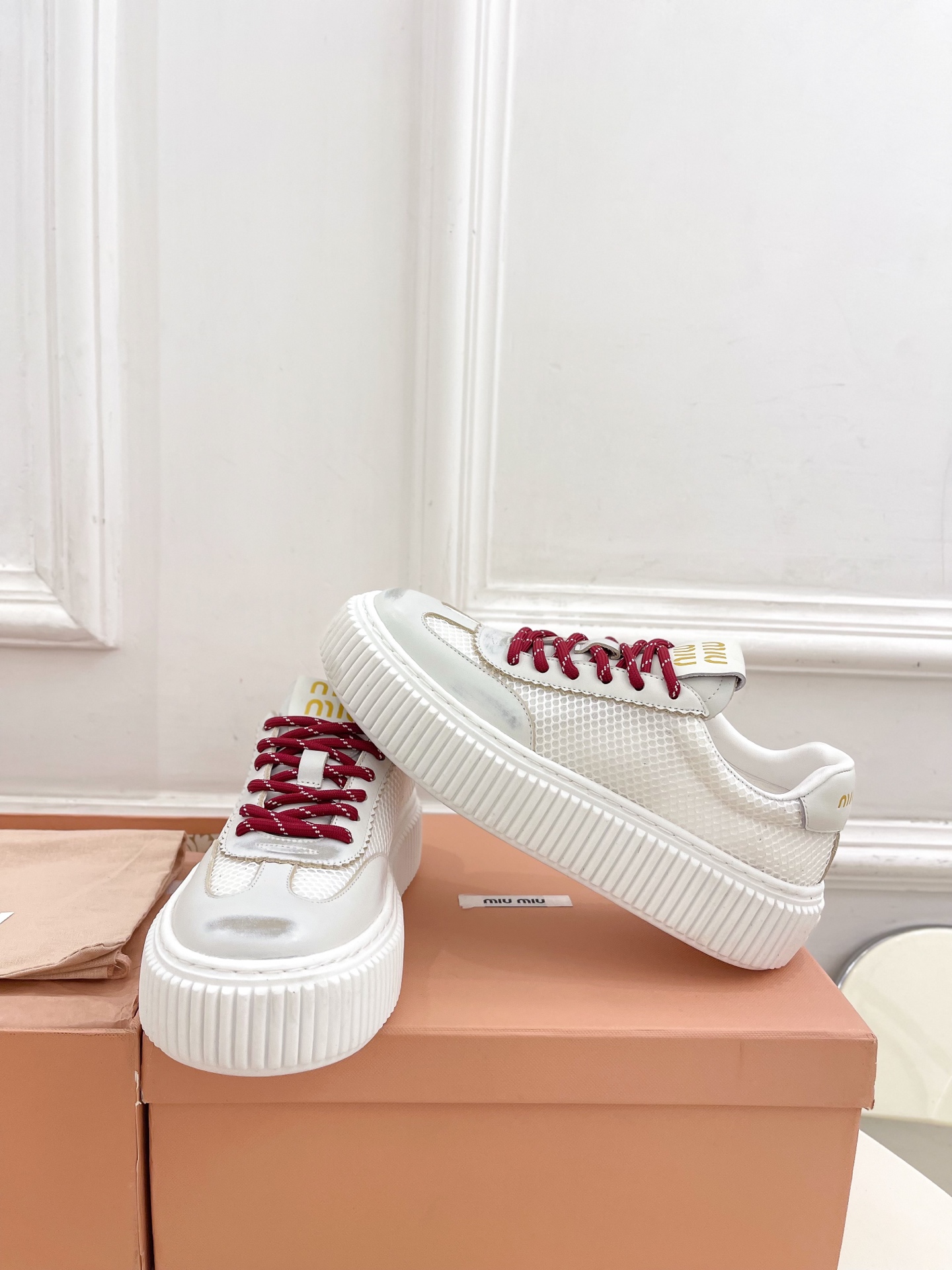 Miu Miu | 缪缪  25𝐬𝐬

🖤2025早春新品 专柜主打最新走秀款 厚底拼色饼干鞋休闲鞋火爆