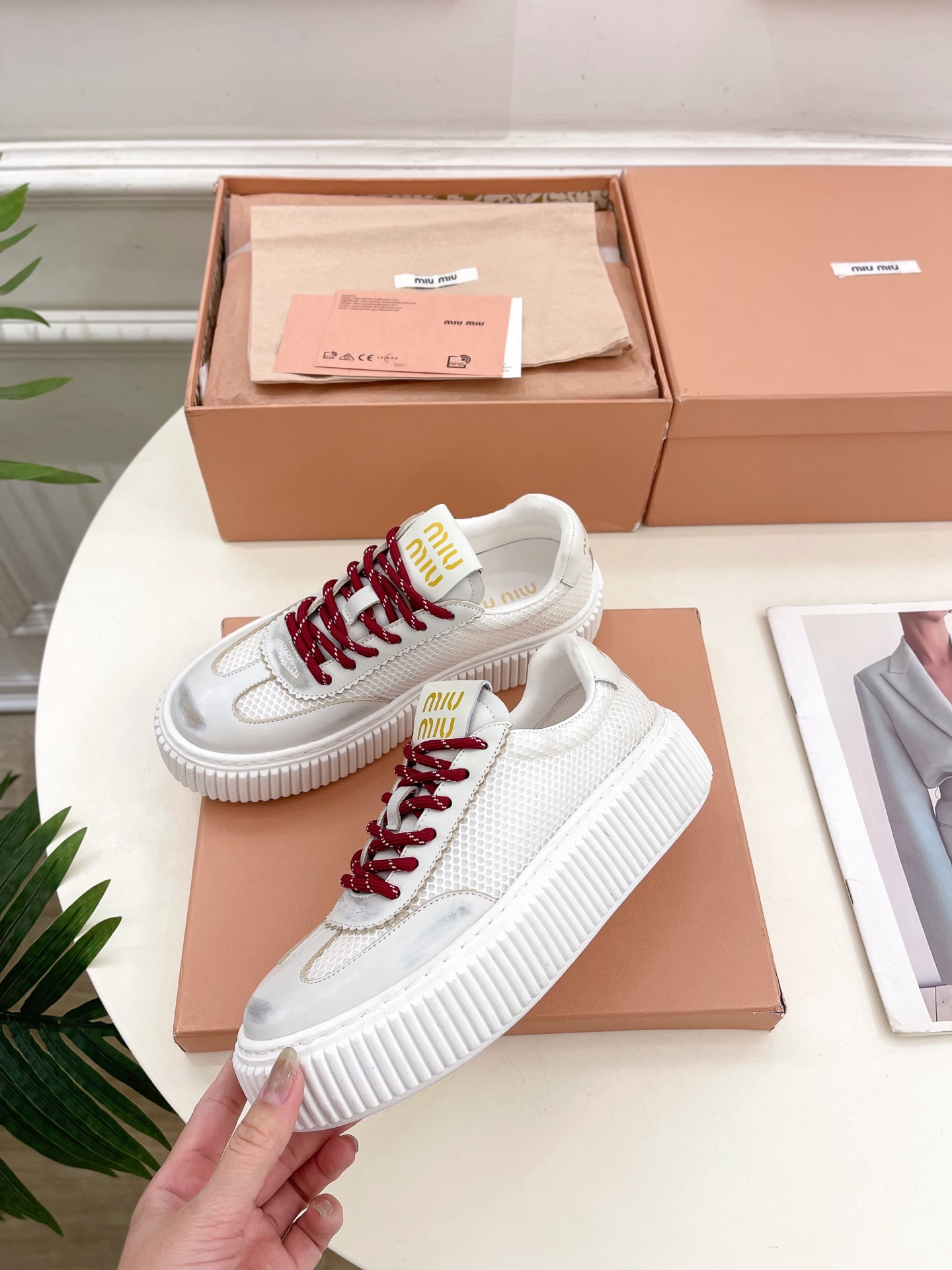 Miu Miu | 缪缪  25𝐬𝐬

🖤2025早春新品 专柜主打最新走秀款 厚底拼色饼干鞋休闲鞋火爆