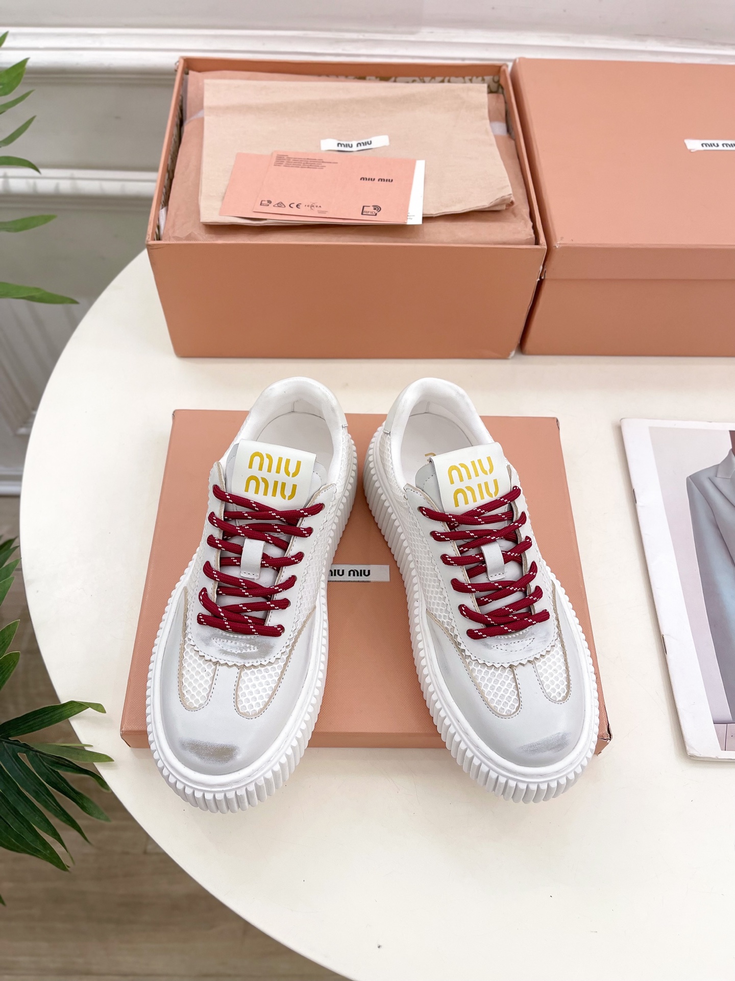Miu Miu | 缪缪  25𝐬𝐬

🖤2025早春新品 专柜主打最新走秀款 厚底拼色饼干鞋休闲鞋火爆