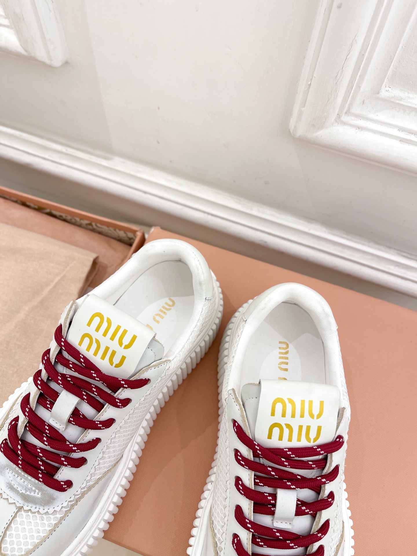 Miu Miu | 缪缪  25𝐬𝐬

🖤2025早春新品 专柜主打最新走秀款 厚底拼色饼干鞋休闲鞋火爆