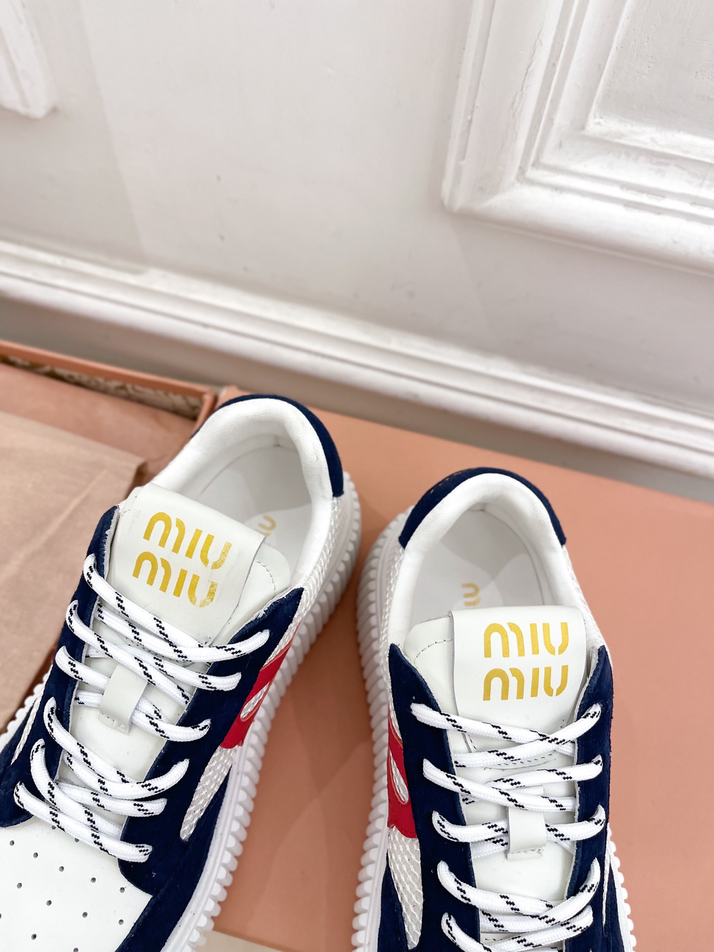 Miu Miu | 缪缪  25𝐬𝐬

🖤2025早春新品 专柜主打最新走秀款 厚底拼色饼干鞋休闲鞋火爆