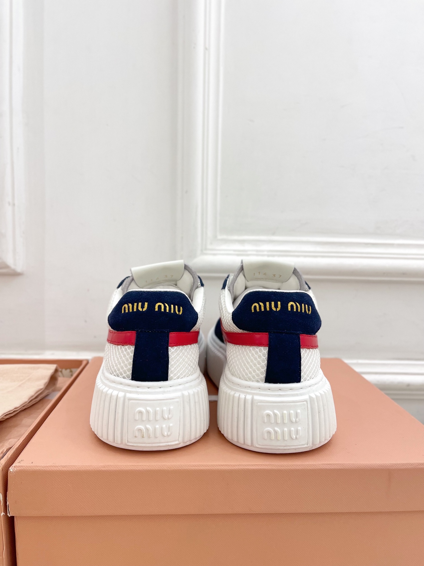 Miu Miu | 缪缪  25𝐬𝐬

🖤2025早春新品 专柜主打最新走秀款 厚底拼色饼干鞋休闲鞋火爆