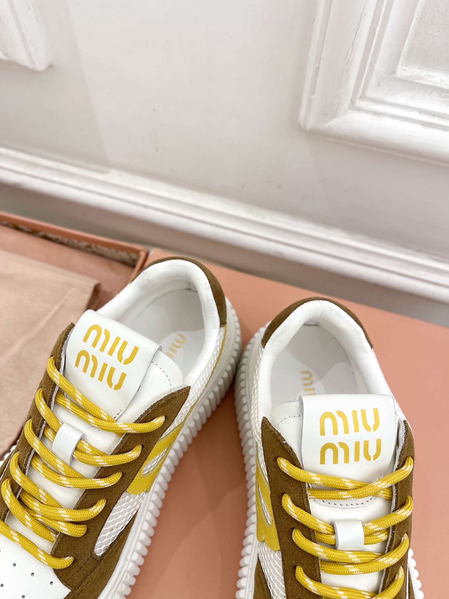 Miu Miu | 缪缪  25𝐬𝐬

🖤2025早春新品 专柜主打最新走秀款 厚底拼色饼干鞋休闲鞋火爆