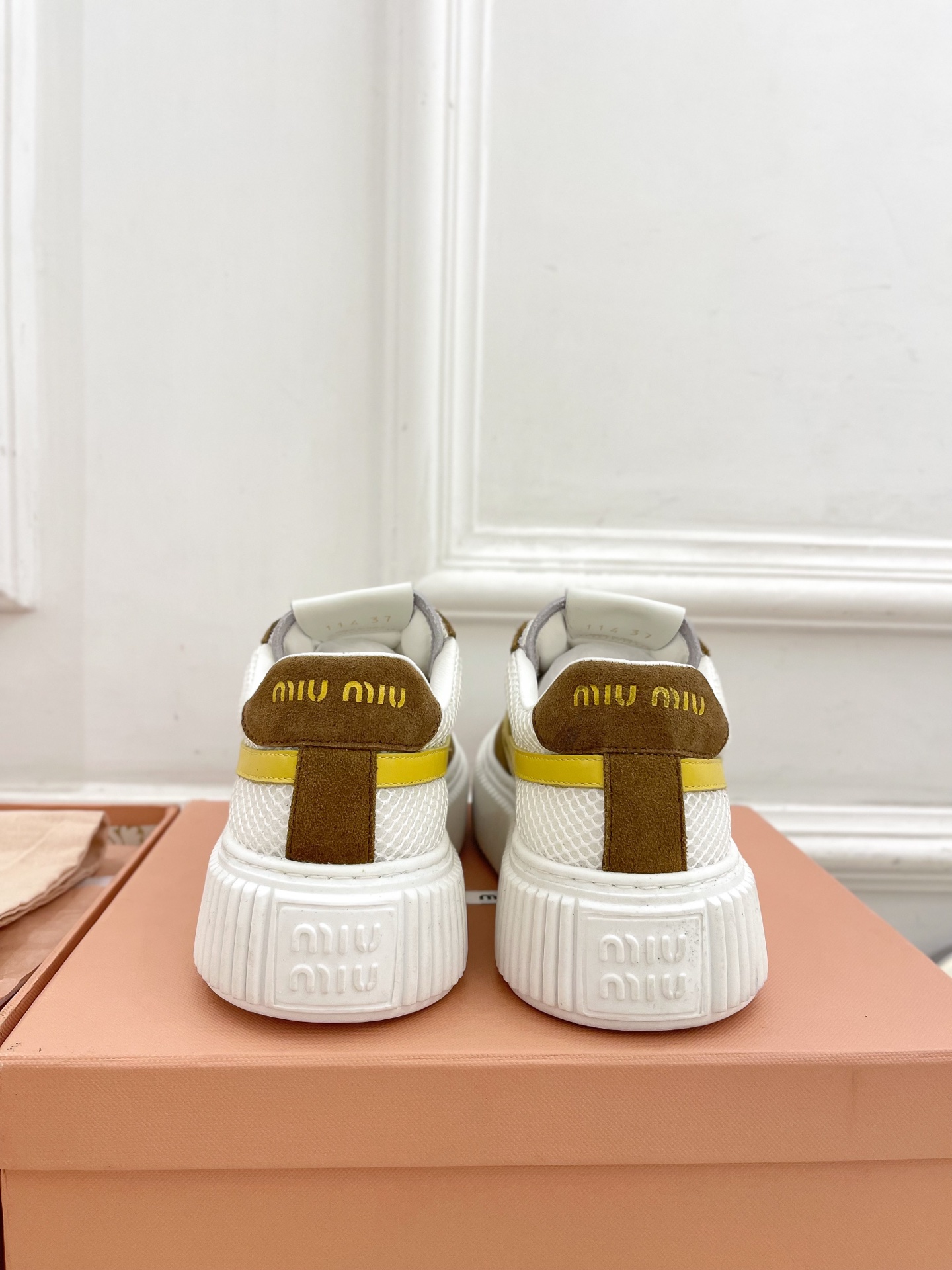 Miu Miu | 缪缪  25𝐬𝐬

🖤2025早春新品 专柜主打最新走秀款 厚底拼色饼干鞋休闲鞋火爆