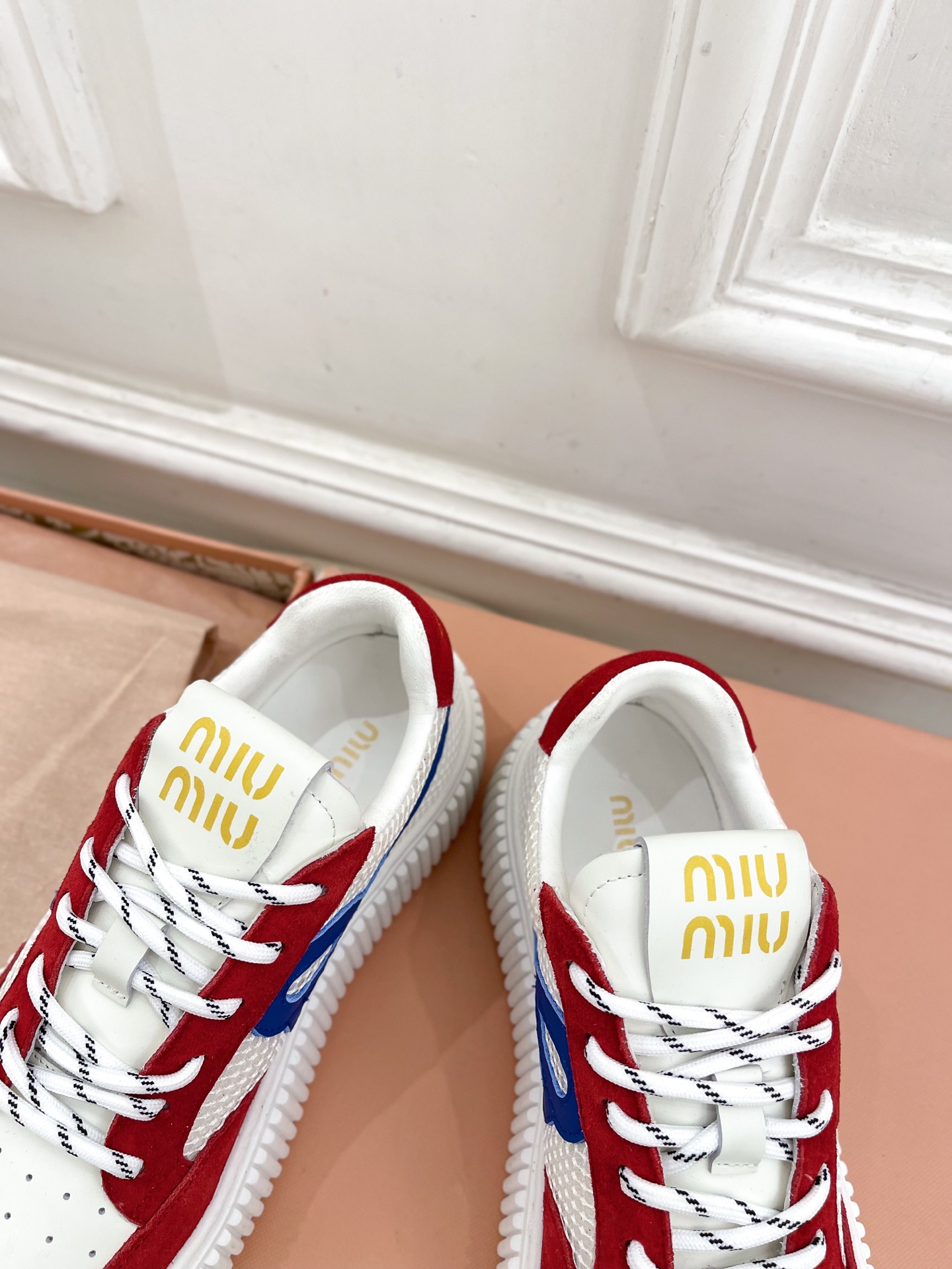 Miu Miu | 缪缪  25𝐬𝐬

🖤2025早春新品 专柜主打最新走秀款 厚底拼色饼干鞋休闲鞋火爆