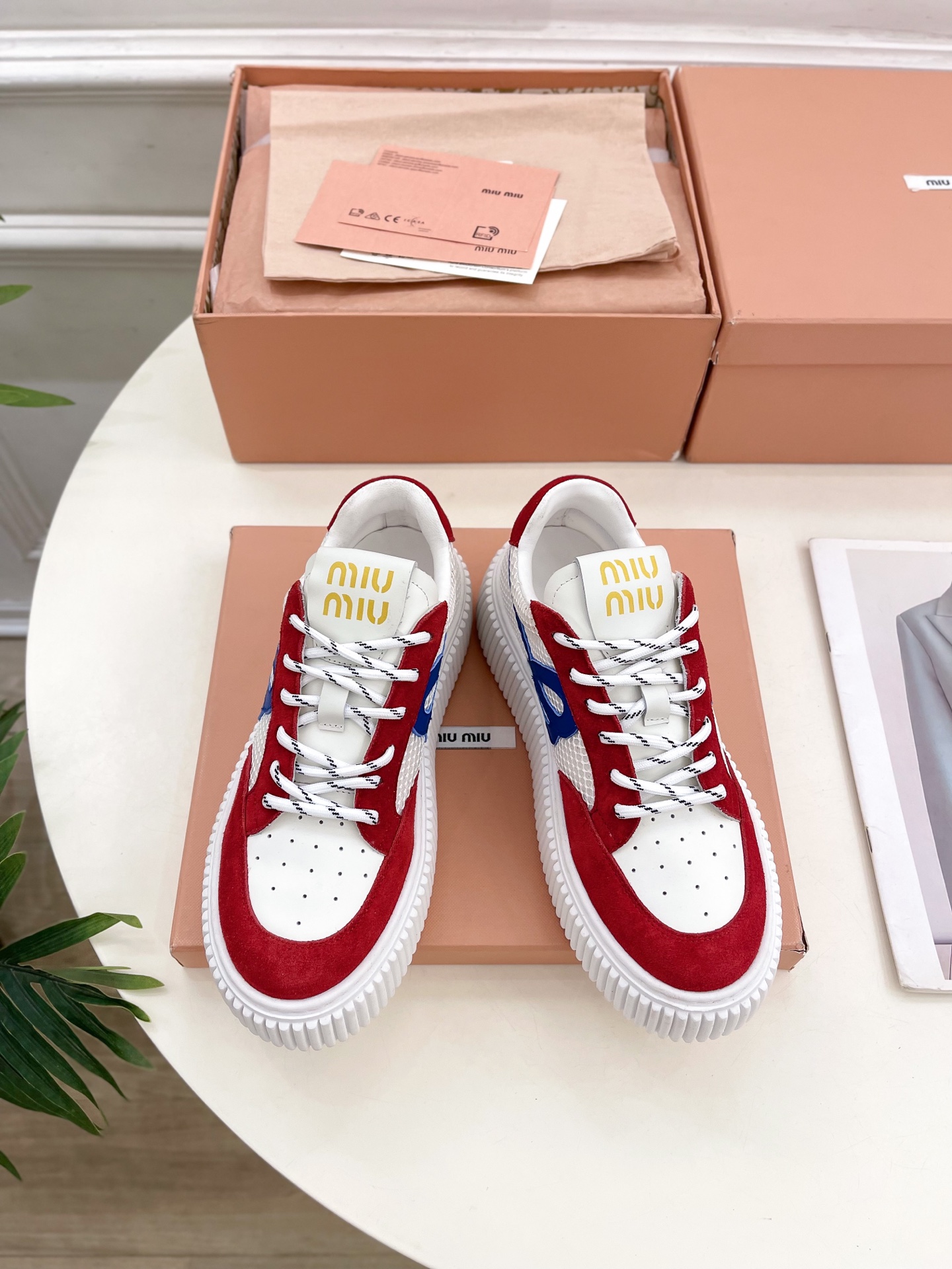 Miu Miu | 缪缪  25𝐬𝐬

🖤2025早春新品 专柜主打最新走秀款 厚底拼色饼干鞋休闲鞋火爆